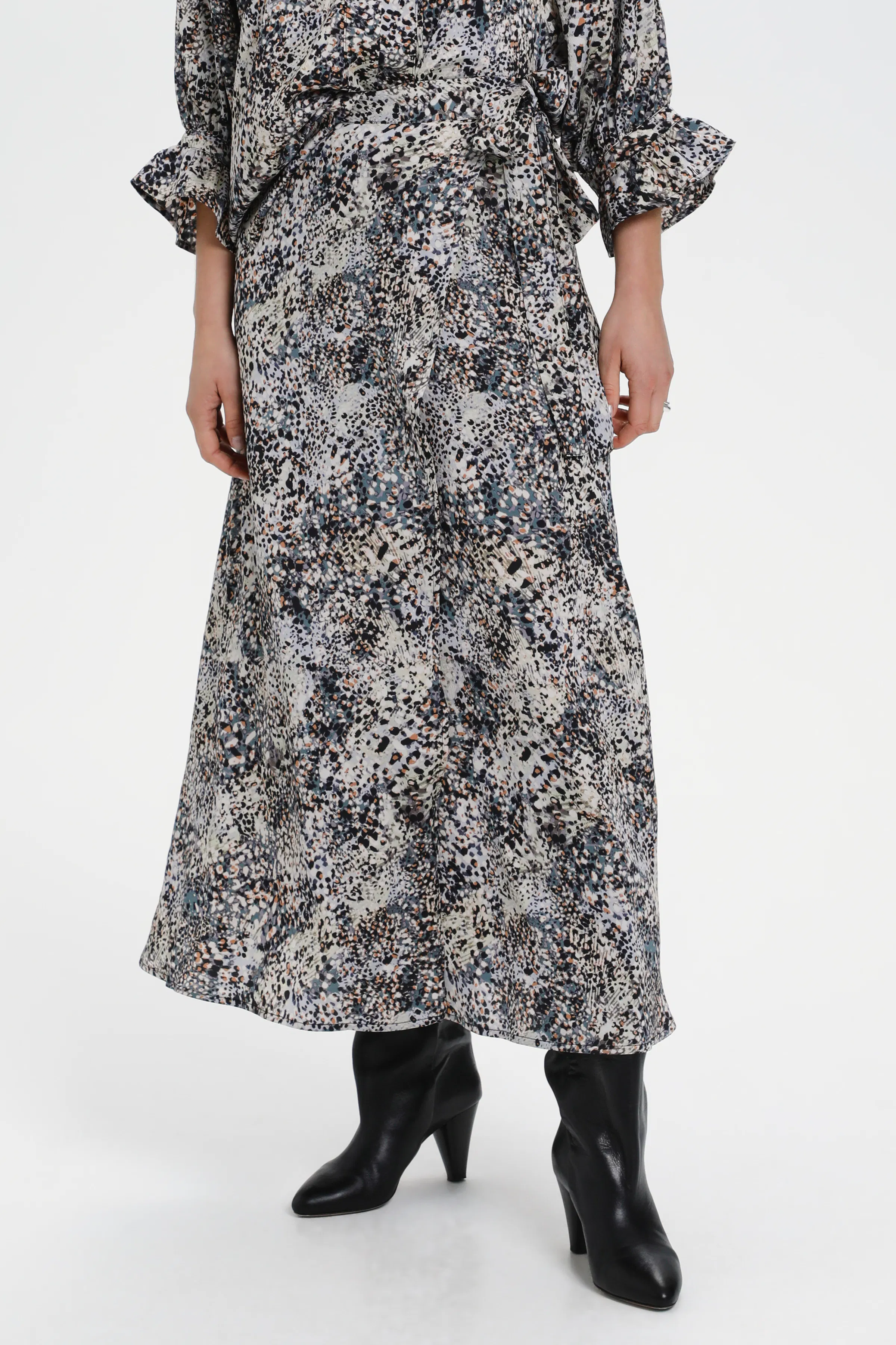 SLKarven Skjørt LOOKBOOK FRONT 30406161-301410