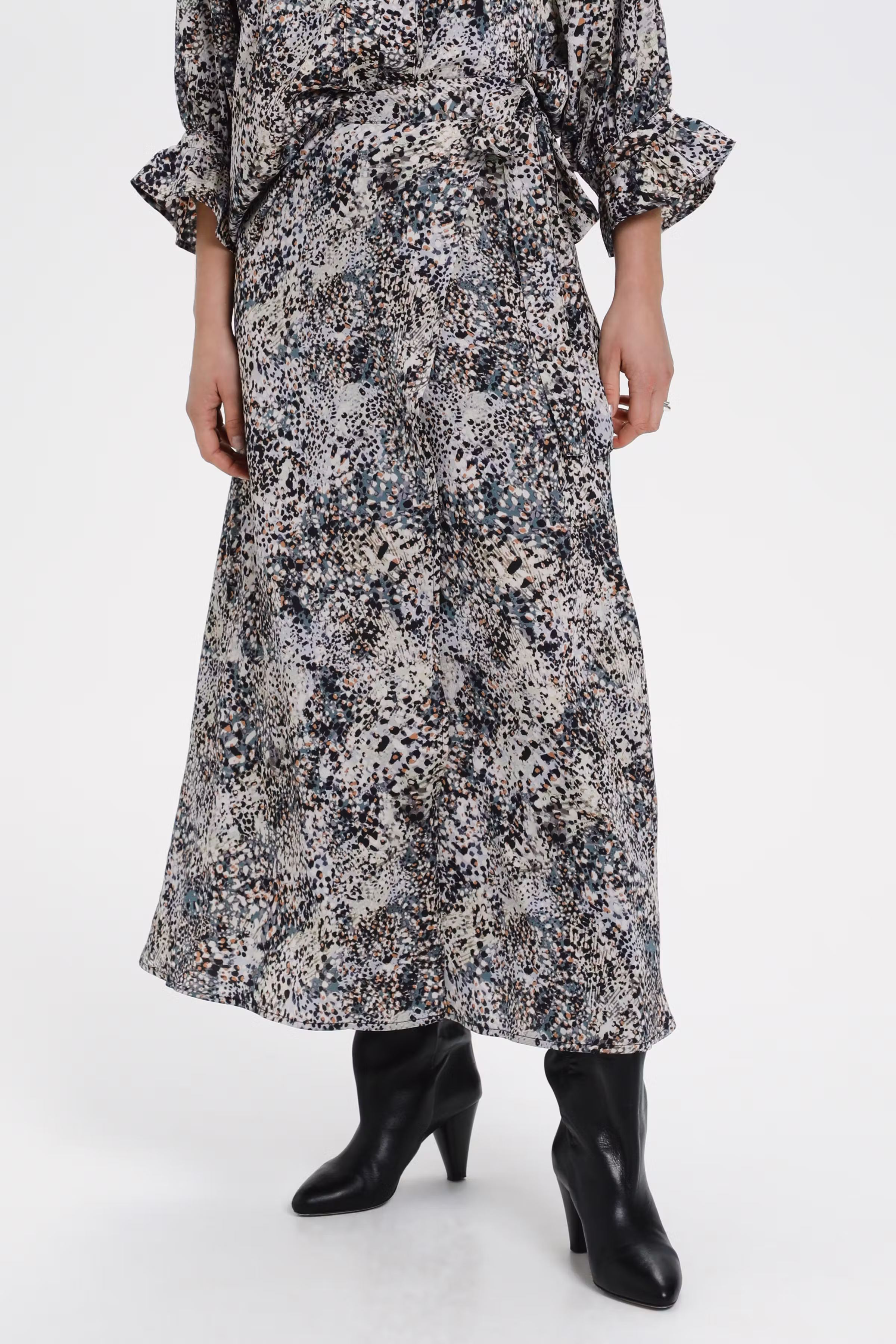 SLKarven Kjol LOOKBOOK FRONT 30406161-301410