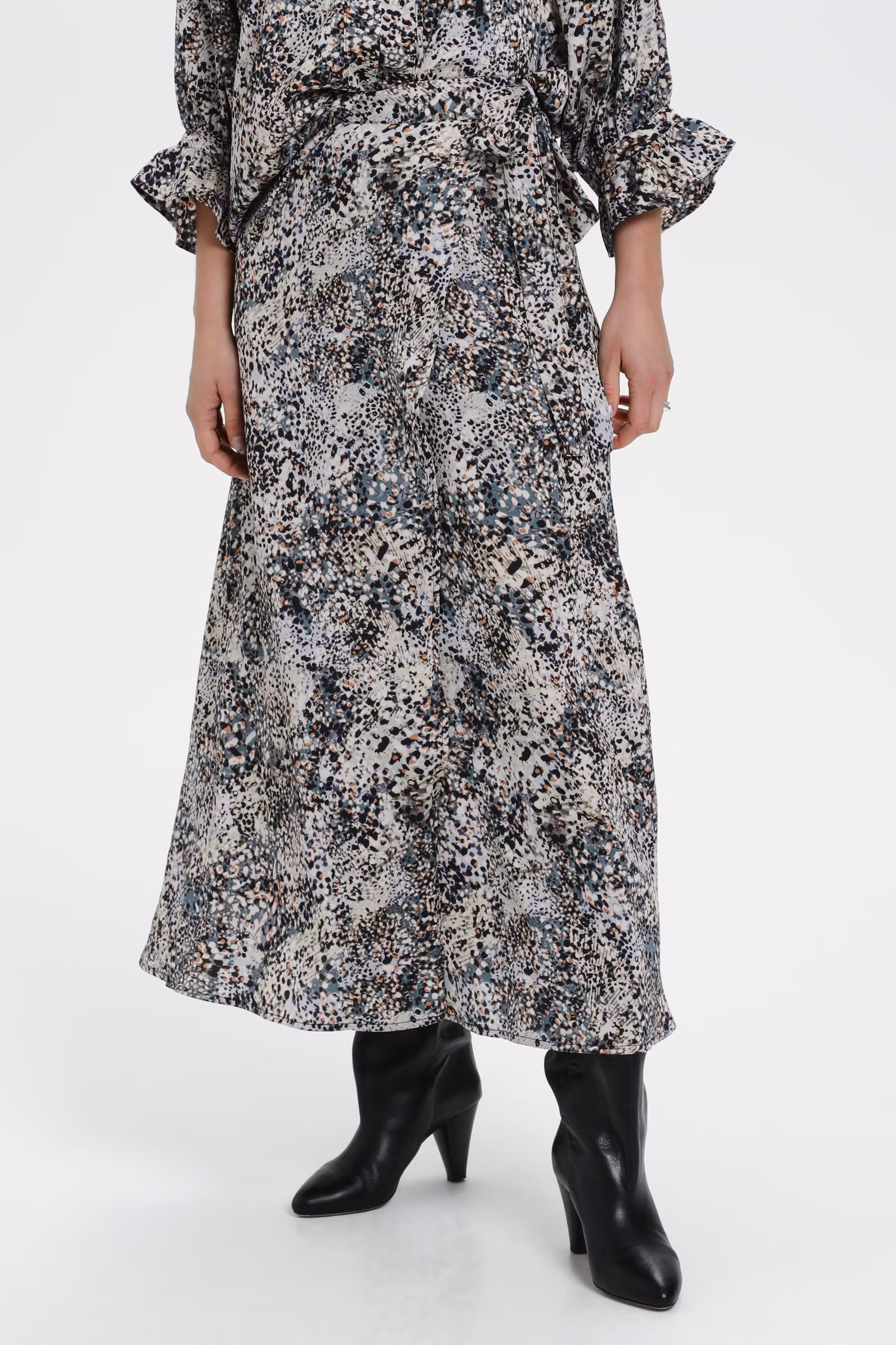 SLKarven Skjørt LOOKBOOK FRONT 30406161-301410