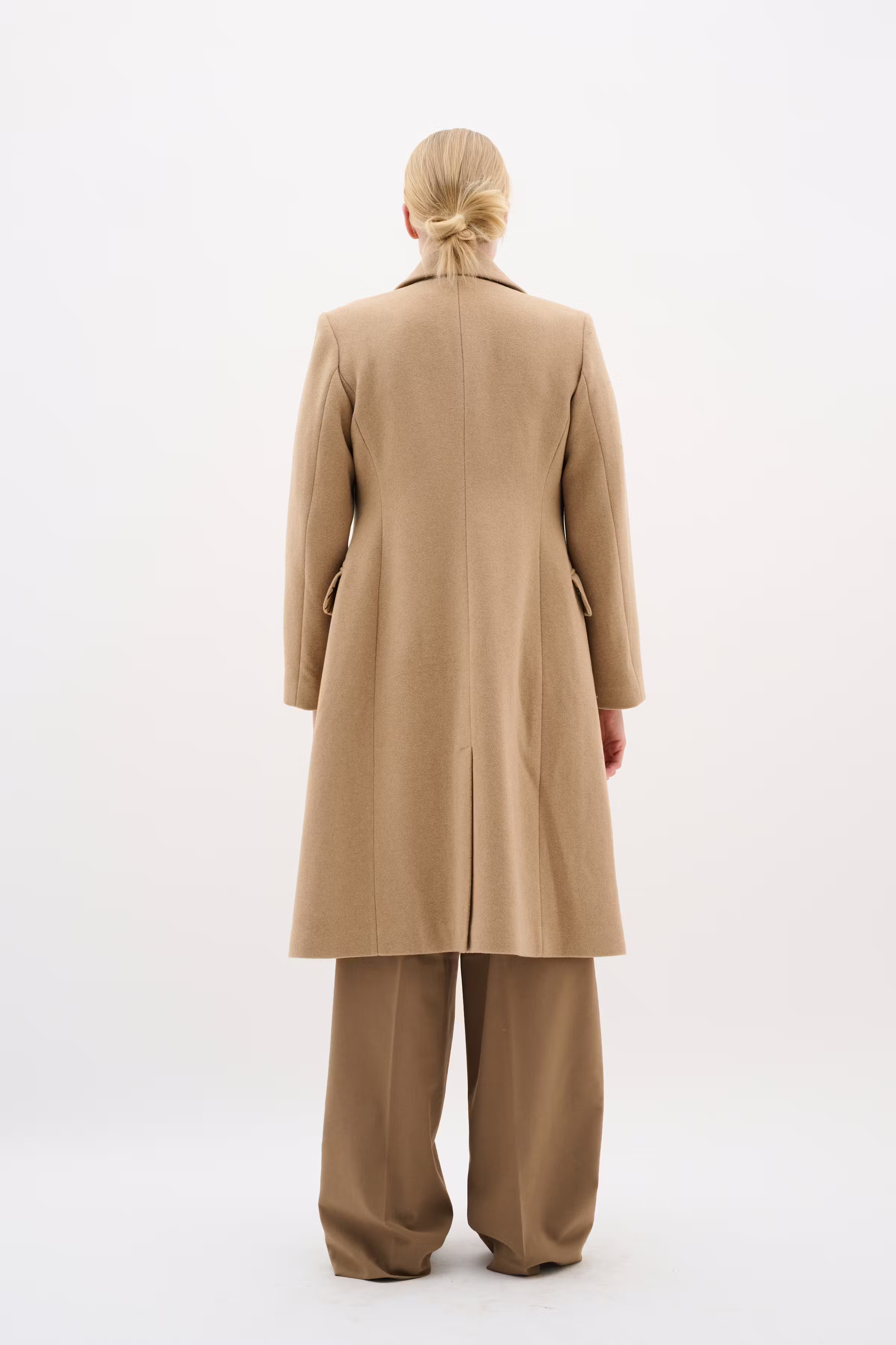 ThoraIW Mantel LOOKBOOK BACK 30110808-171327