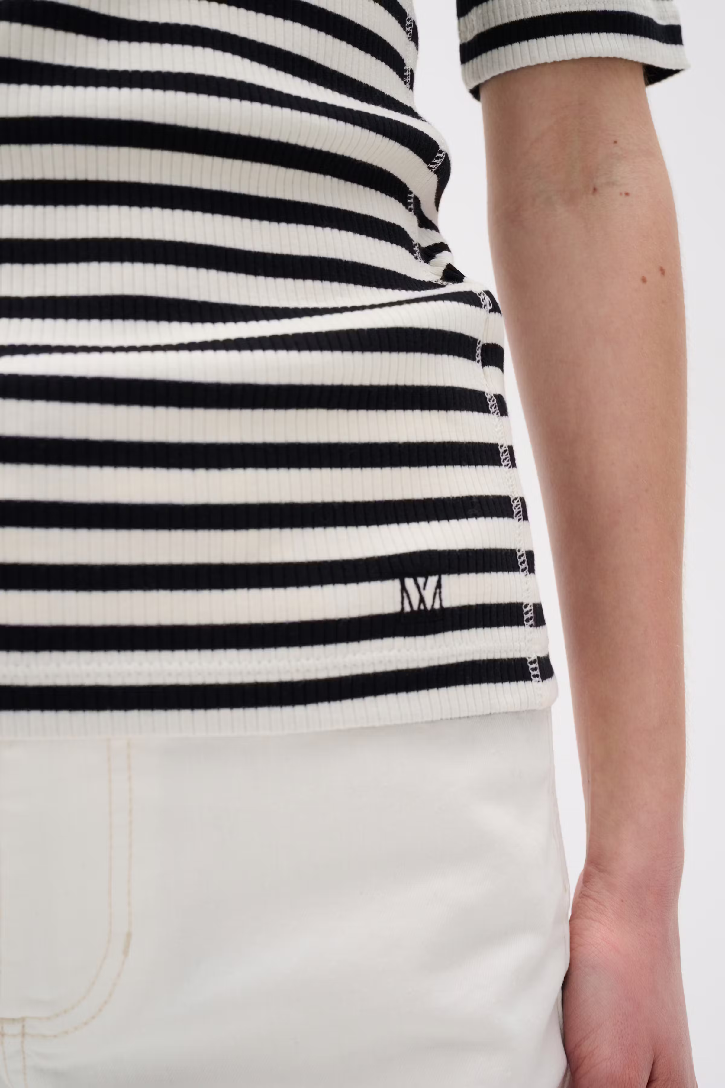 DagnaIW Striped V T-shirt LOOKBOOK DETAIL 30107270-301284