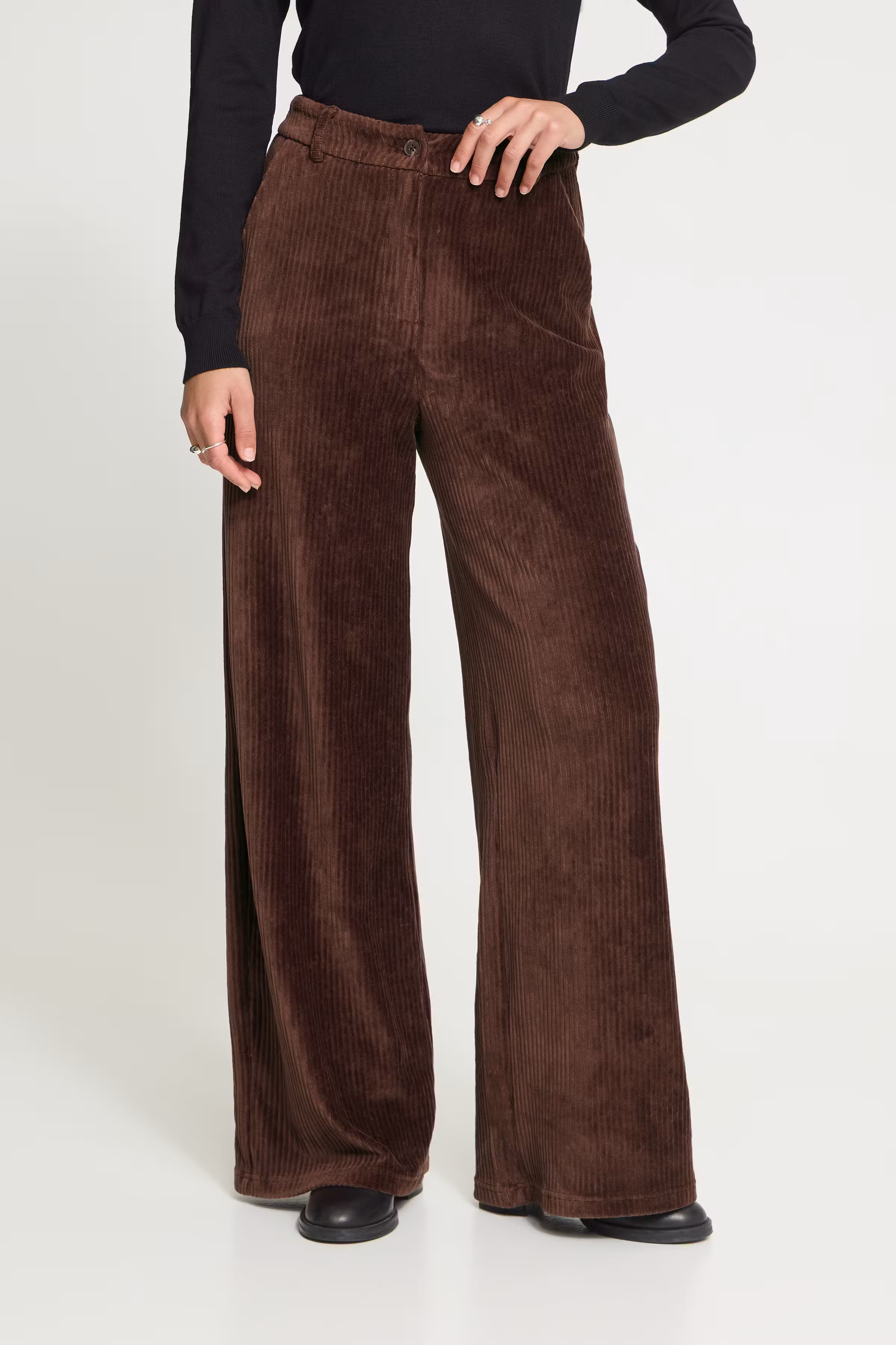 IHTAMARY Bukser LOOKBOOK FRONT 20126373-191419