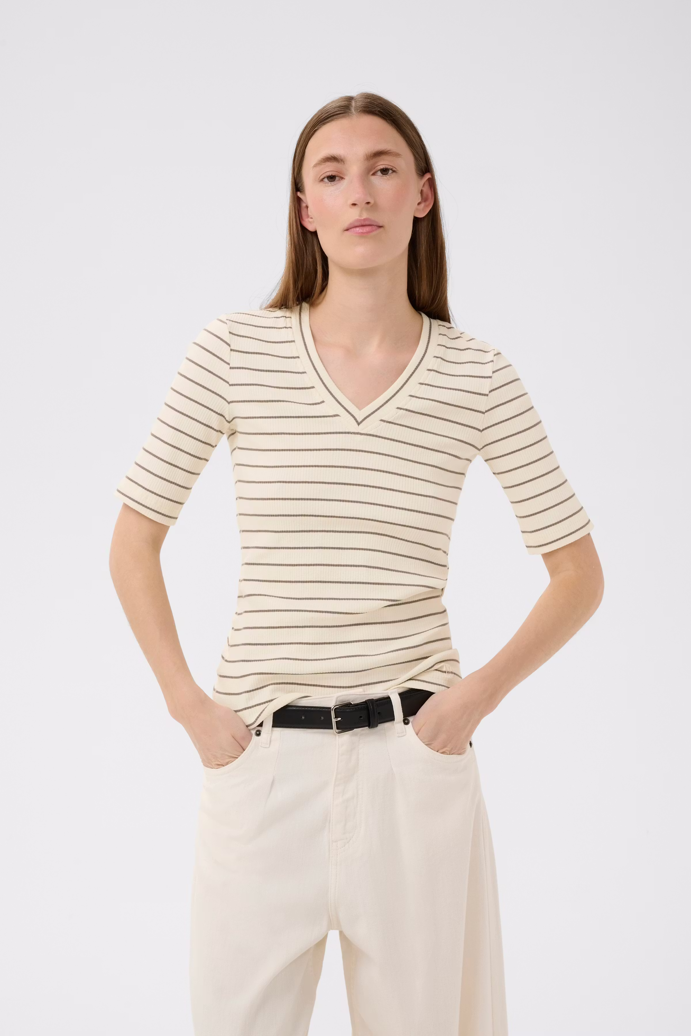 DagnaIW Striped V T-shirt LOOKBOOK FRONT 30107270-305171