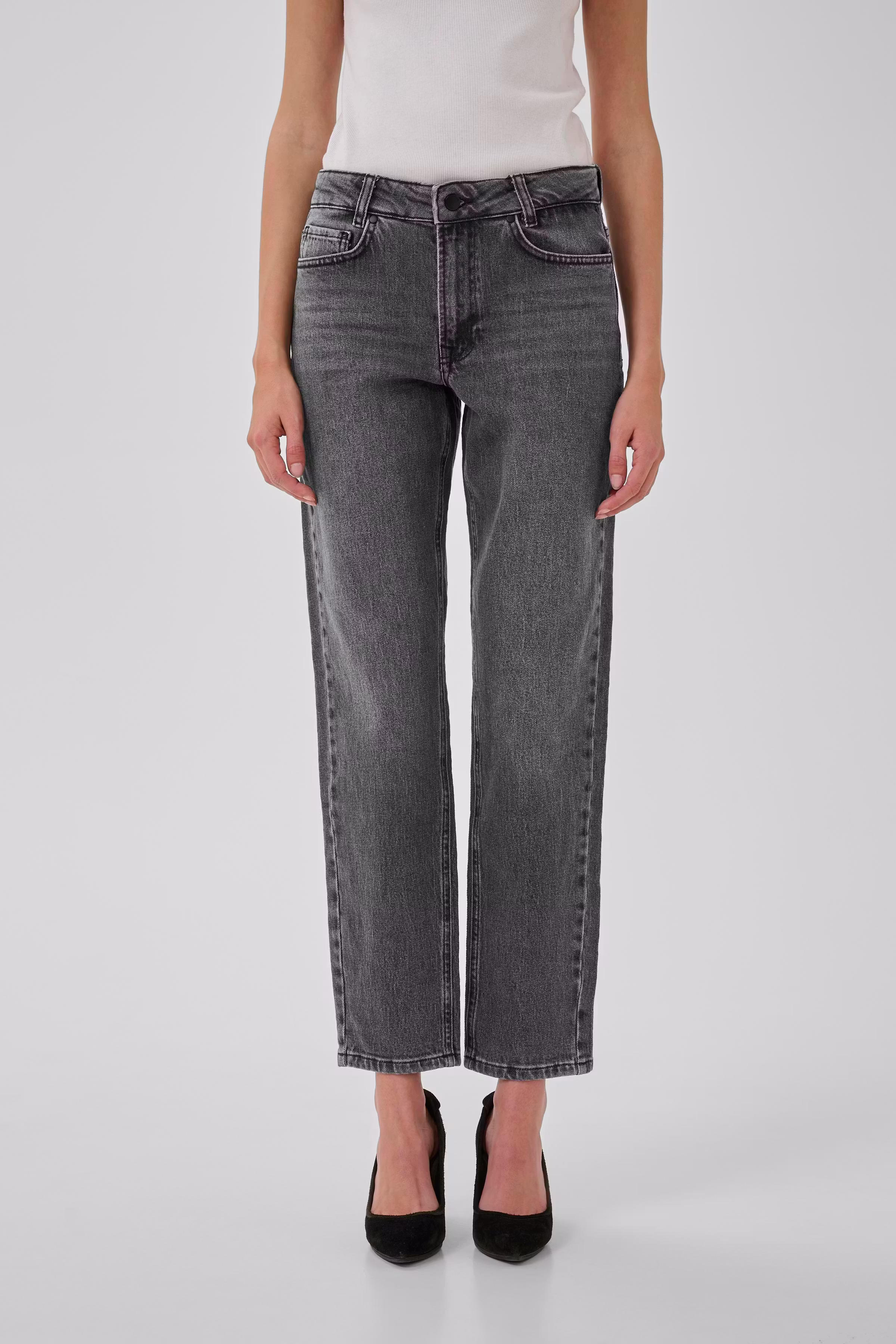 04 THE MOMMY HIGH TAPERED LOOKBOOK FRONT 10704537-100087