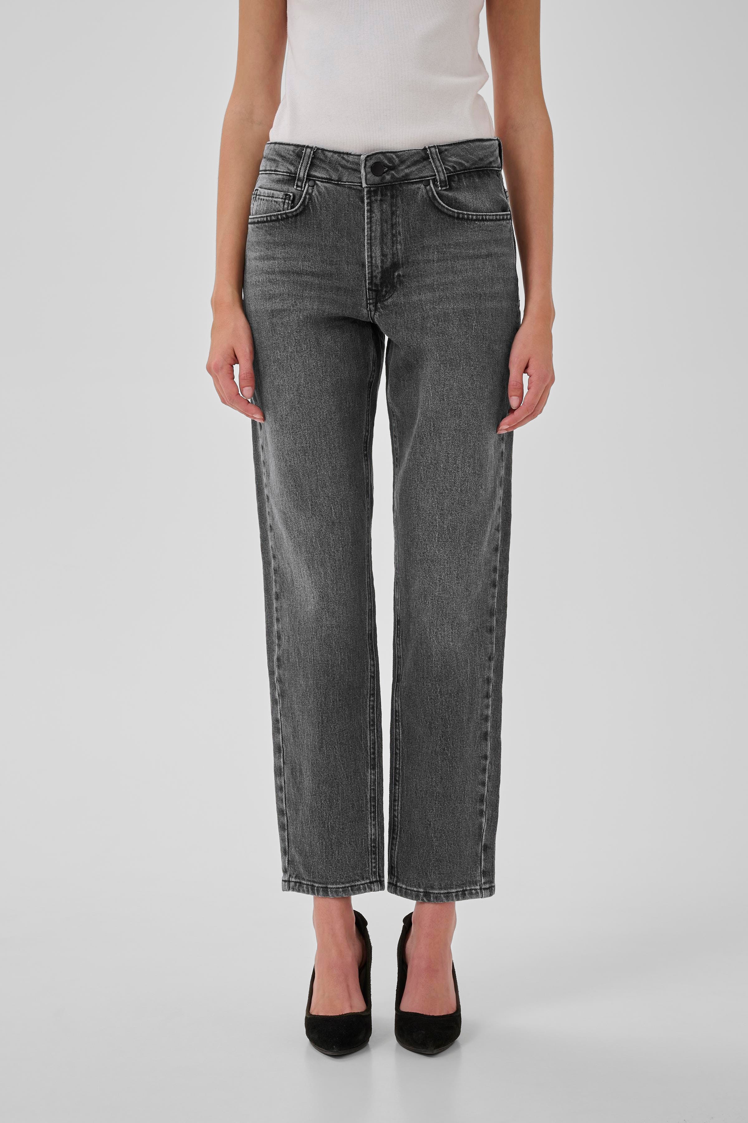 04 THE MOMMY HIGH TAPERED LOOKBOOK FRONT 10704537-100087