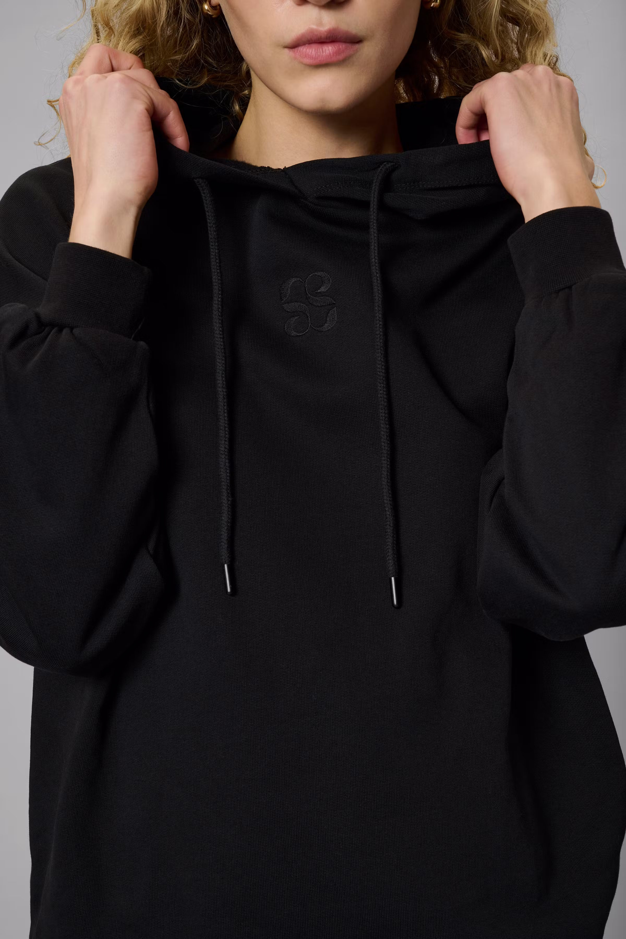 14 THE ENZO LOGO HOODIE LOOKBOOK DETAIL 10704896-100031