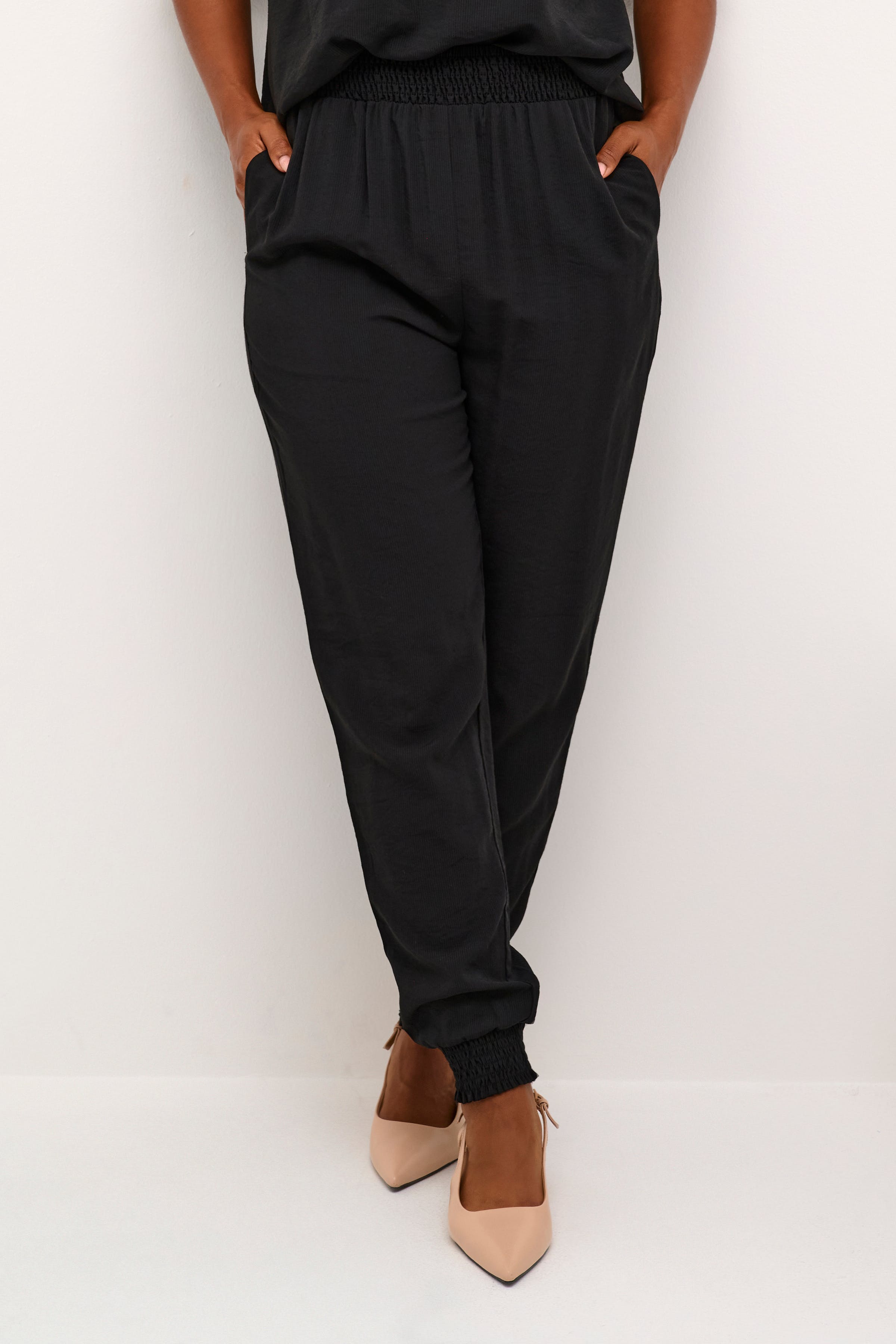 CRIrina Hose LOOKBOOK FRONT 10612463-100120