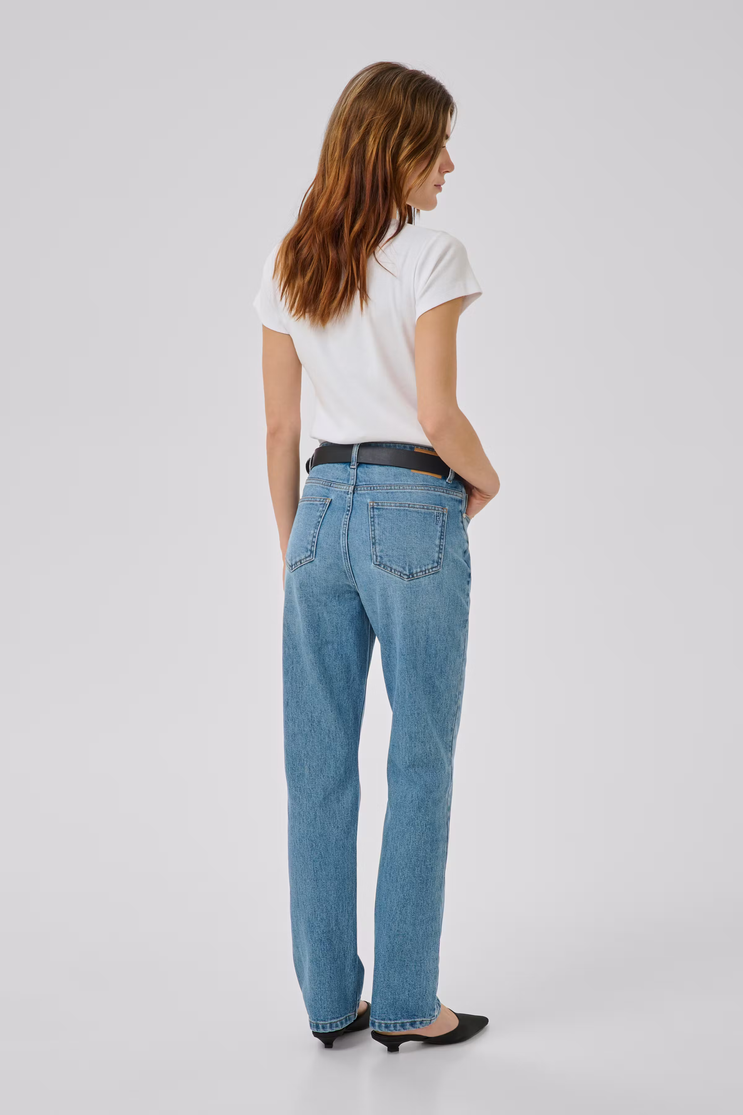 07 THE ISA HIGH STRAIGHT JEANS LOOKBOOK BACK 10705264-100053