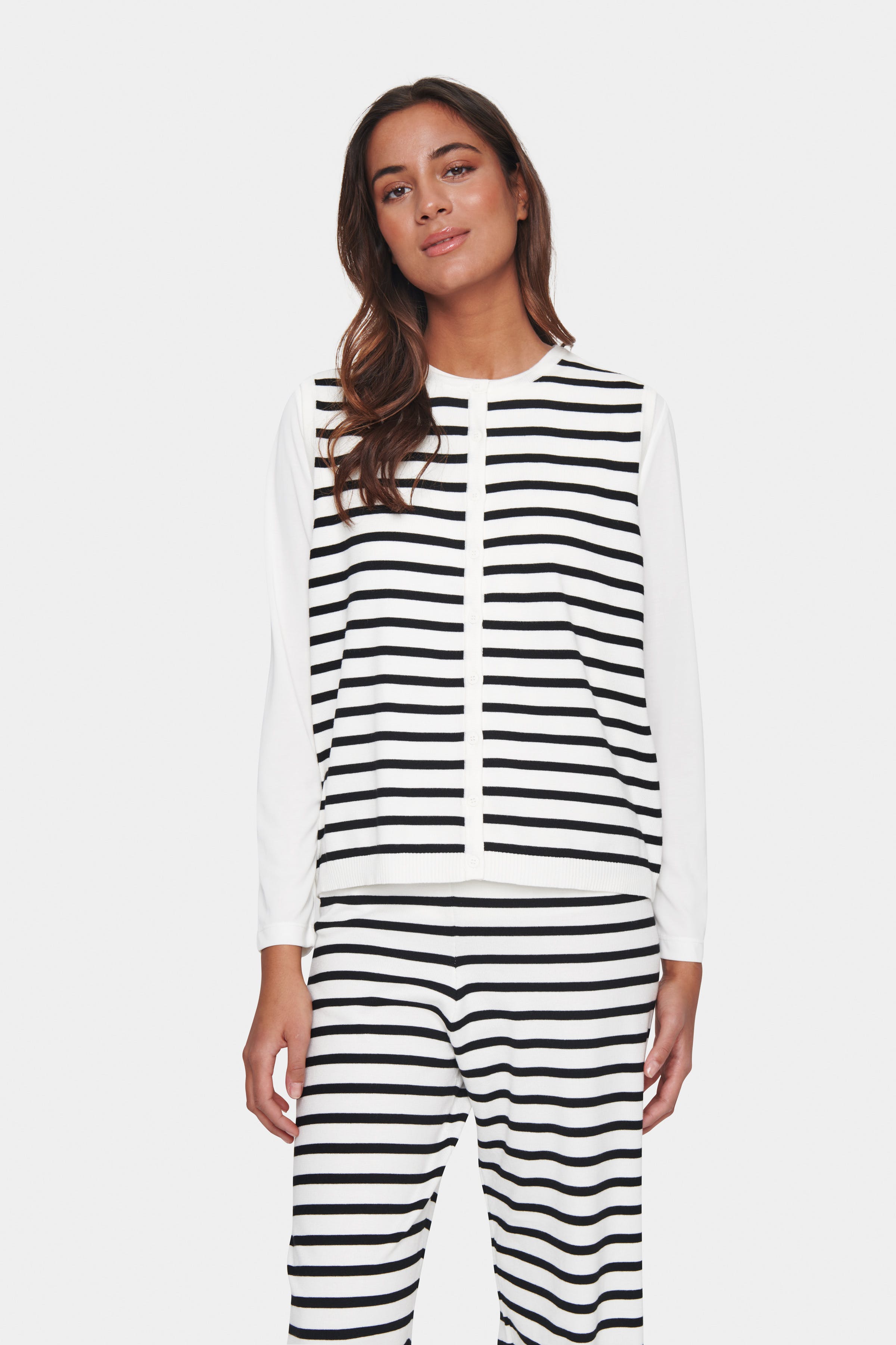 MilaSZ Cardigan LOOKBOOK FRONT 30513560-110605