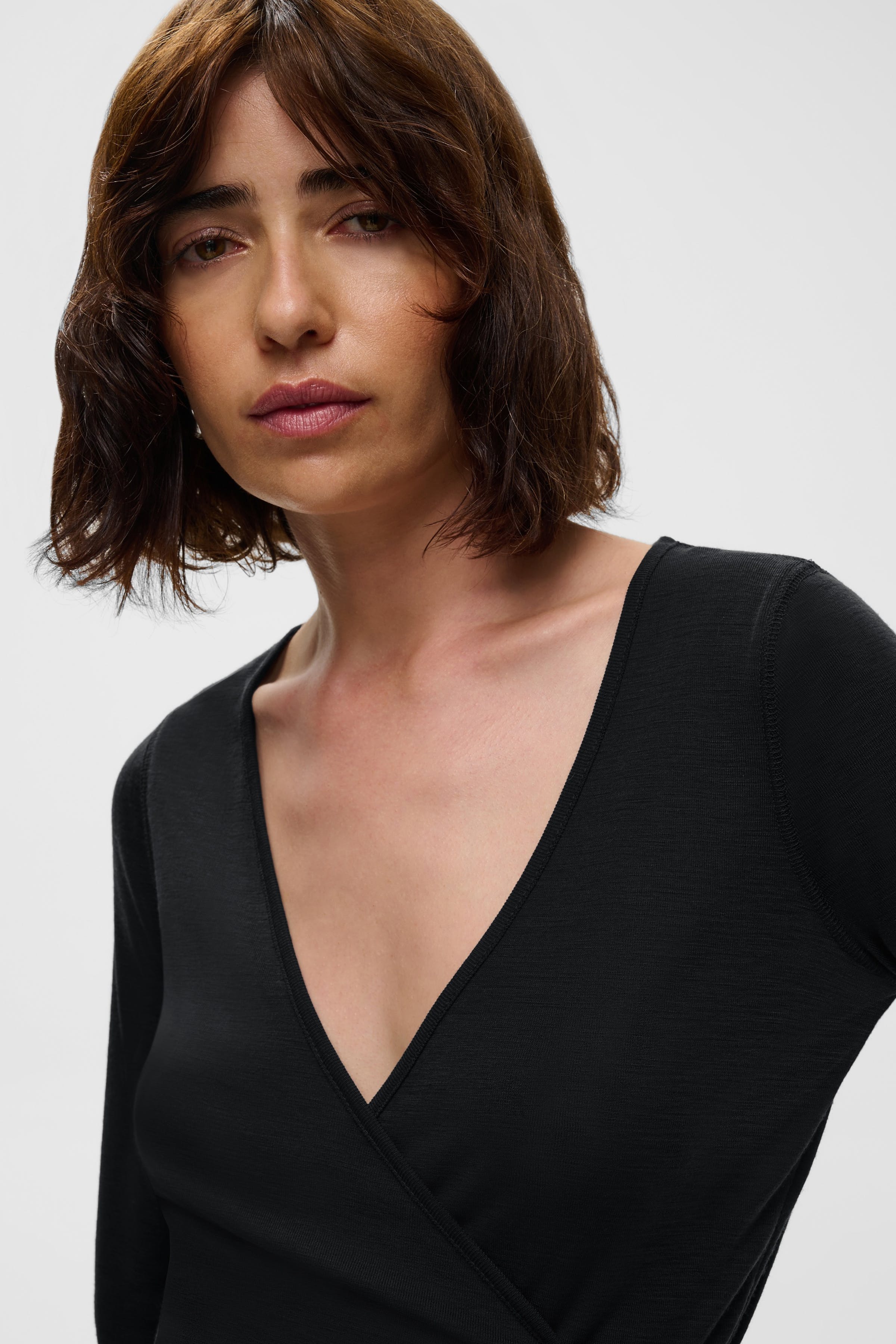 IOFINE WRAP TOP LOOKBOOK FRONT 30600120-BK999