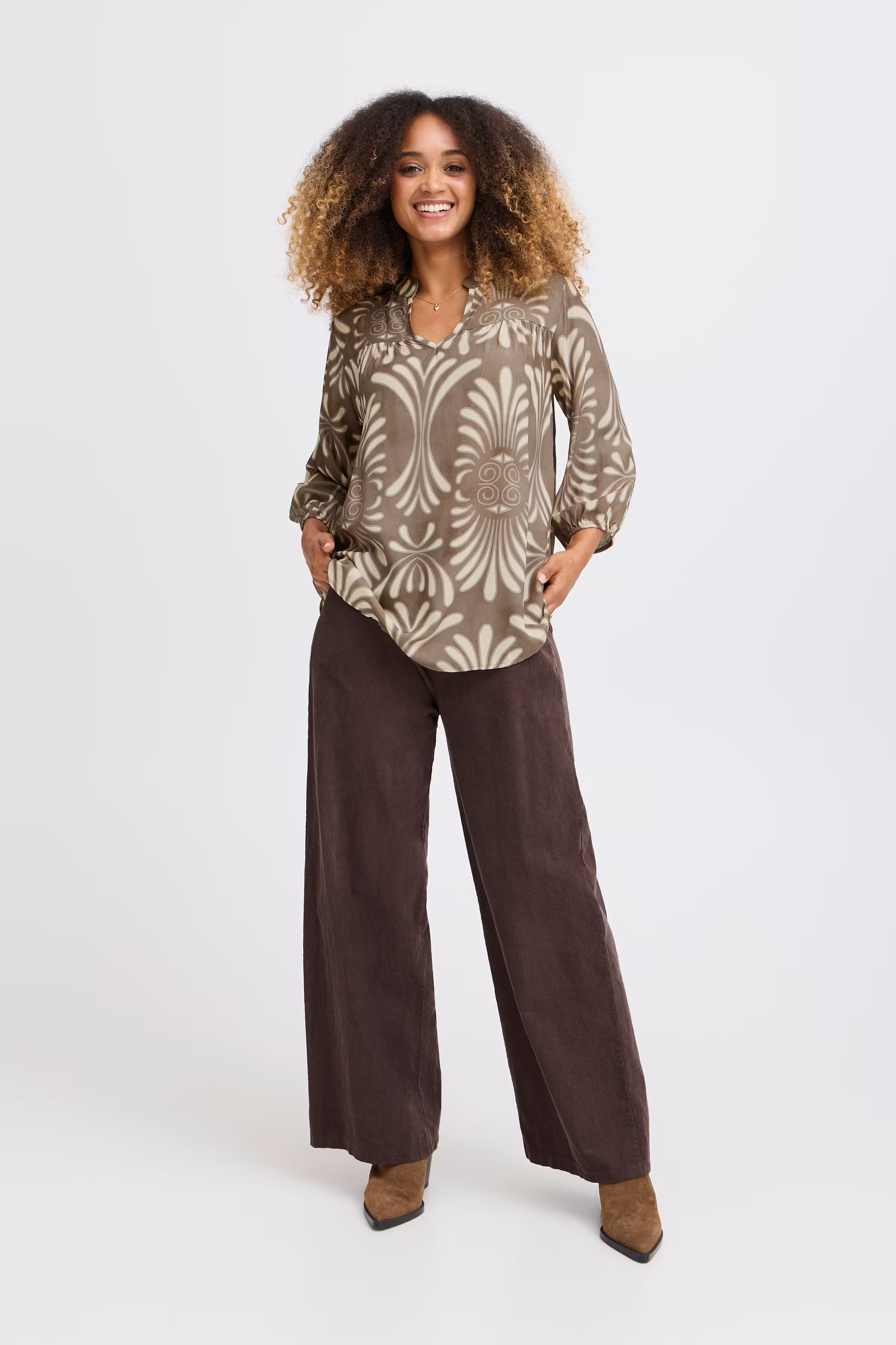 SBROYALE Bluse LOOKBOOK FRONT 22100732-170909