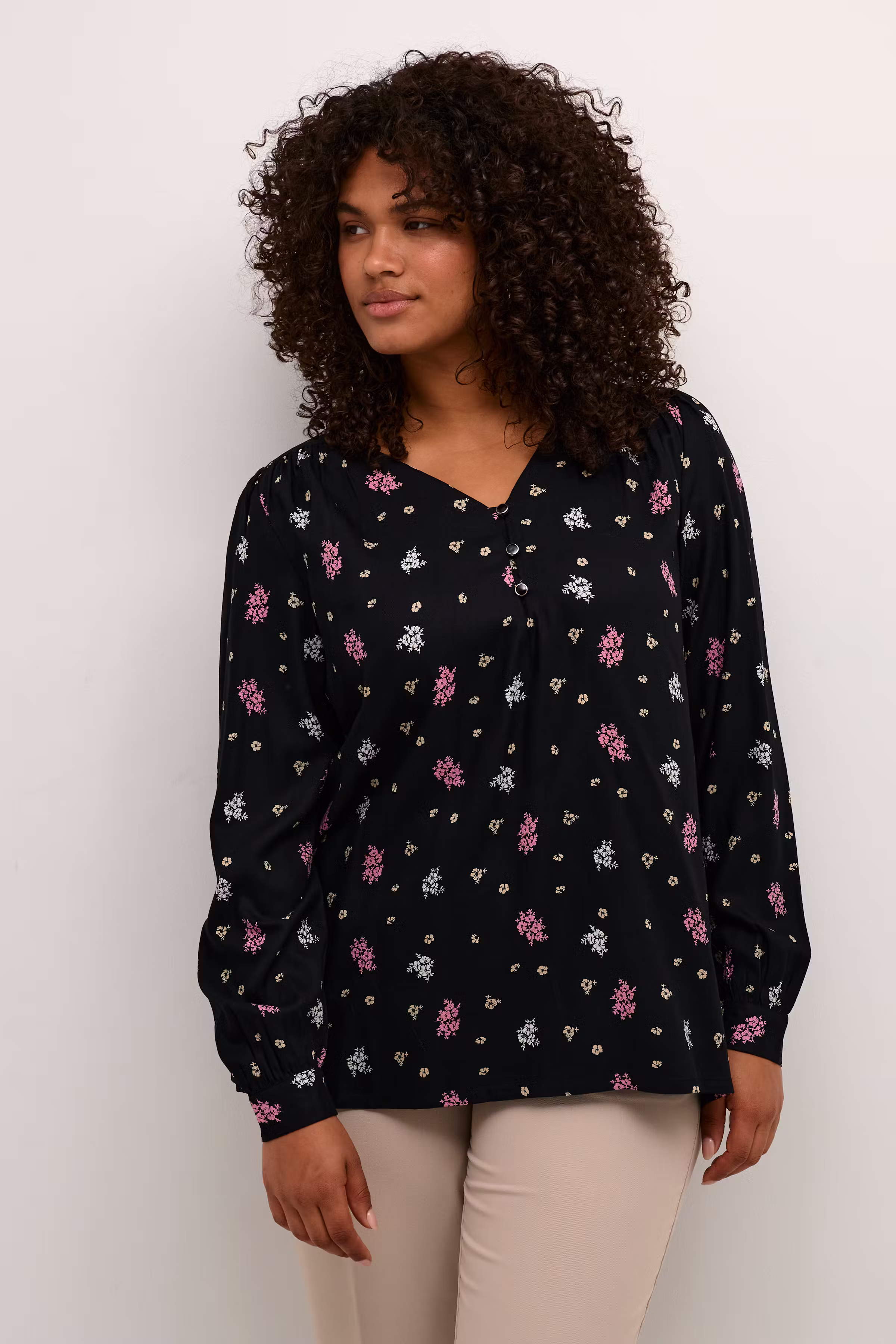 KCdalia Blouse LOOKBOOK FRONT 10581976-105282