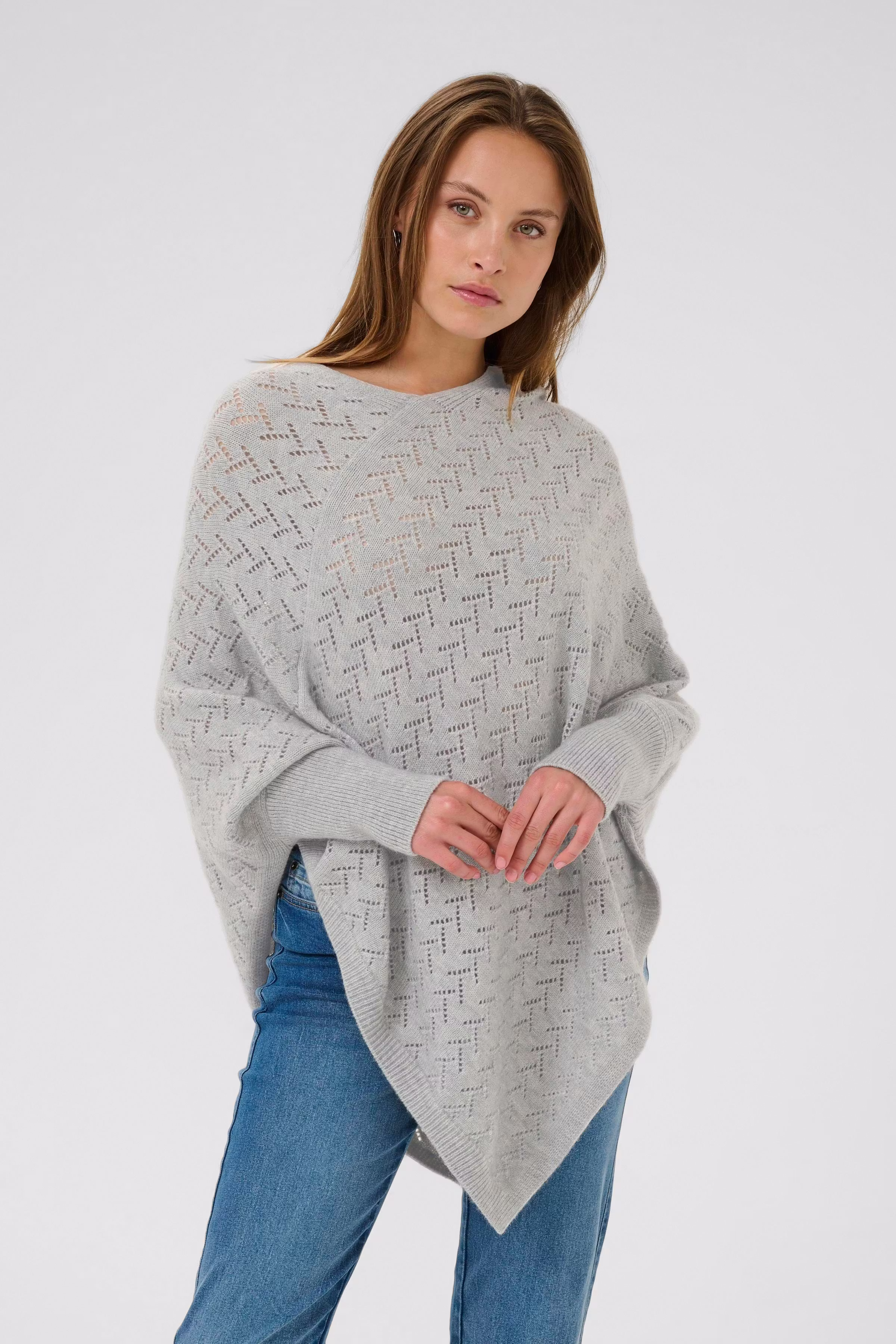 KAoline Poncho LOOKBOOK FRONT 10510915-100123