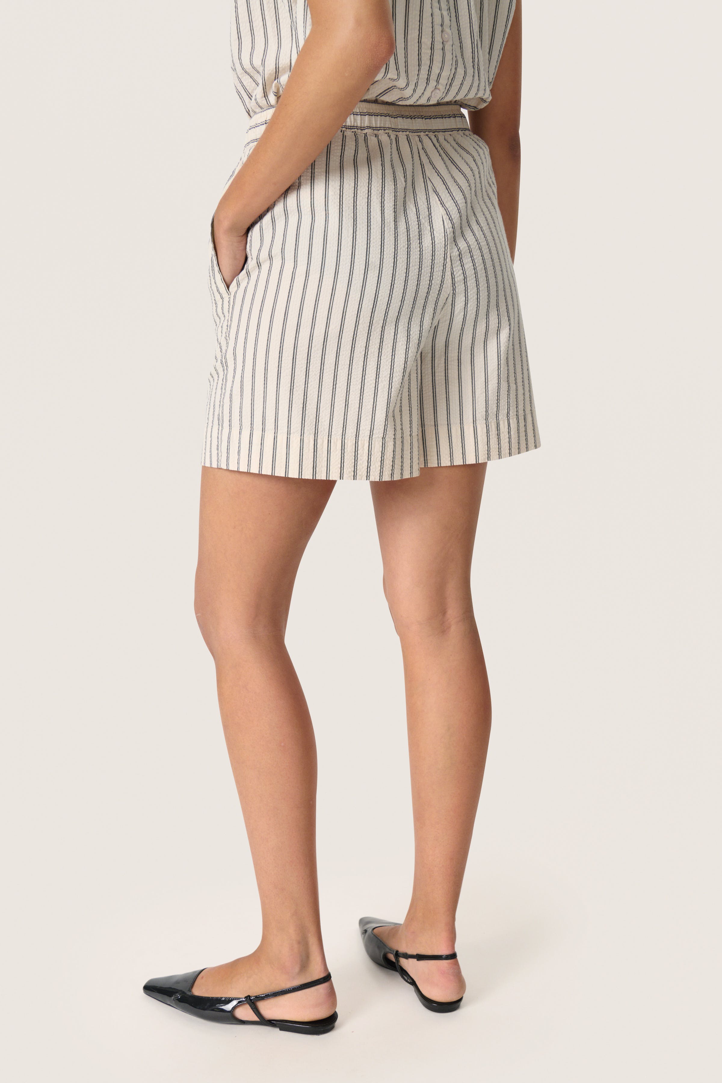 SLAnvitte Shorts LOOKBOOK BACK 30408470-303927