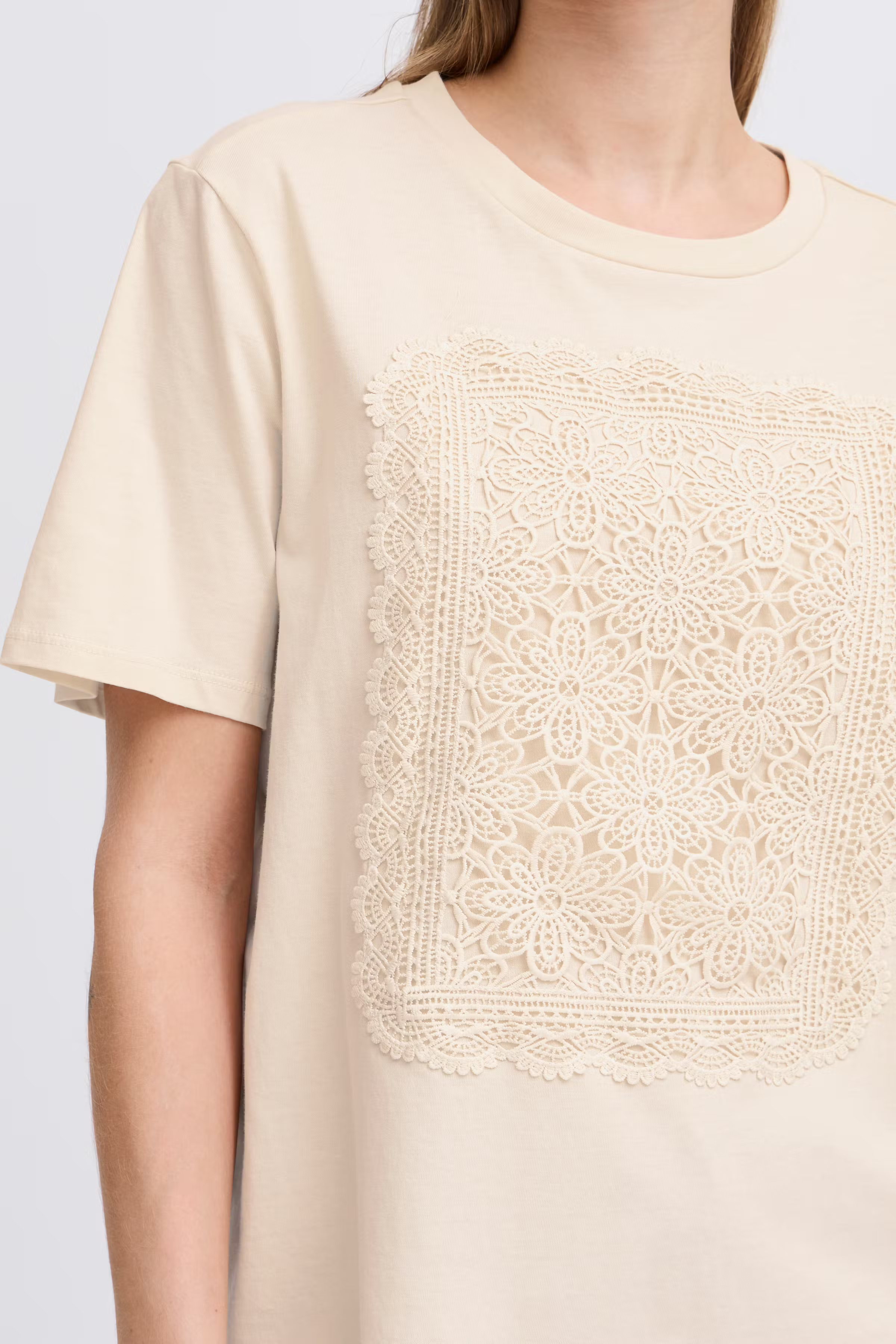 IHNAYOLA T-shirt LOOKBOOK DETAIL 20122788-124301