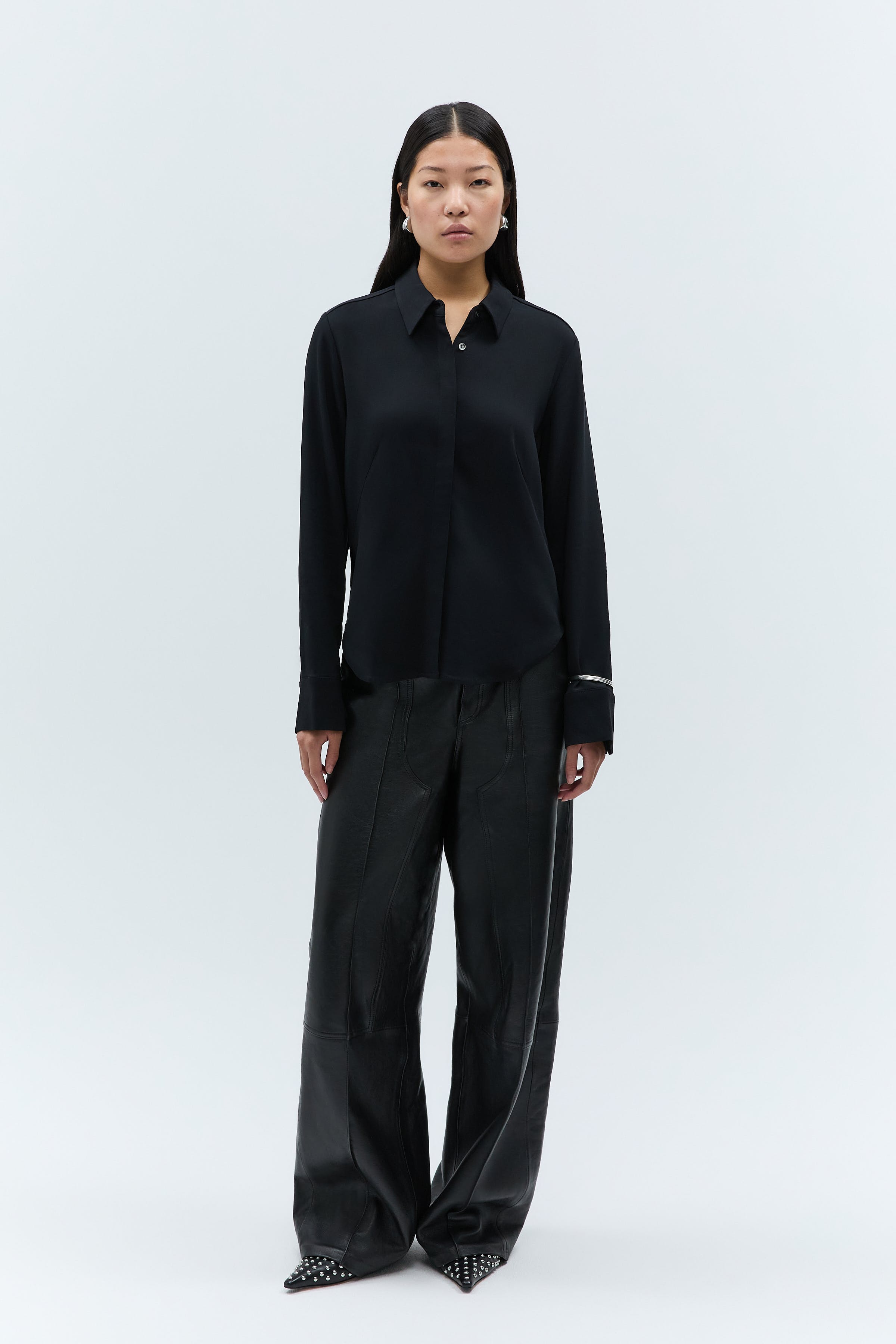 IOBrittany BLOUSE LOOKBOOK FRONT 30600012-BK999
