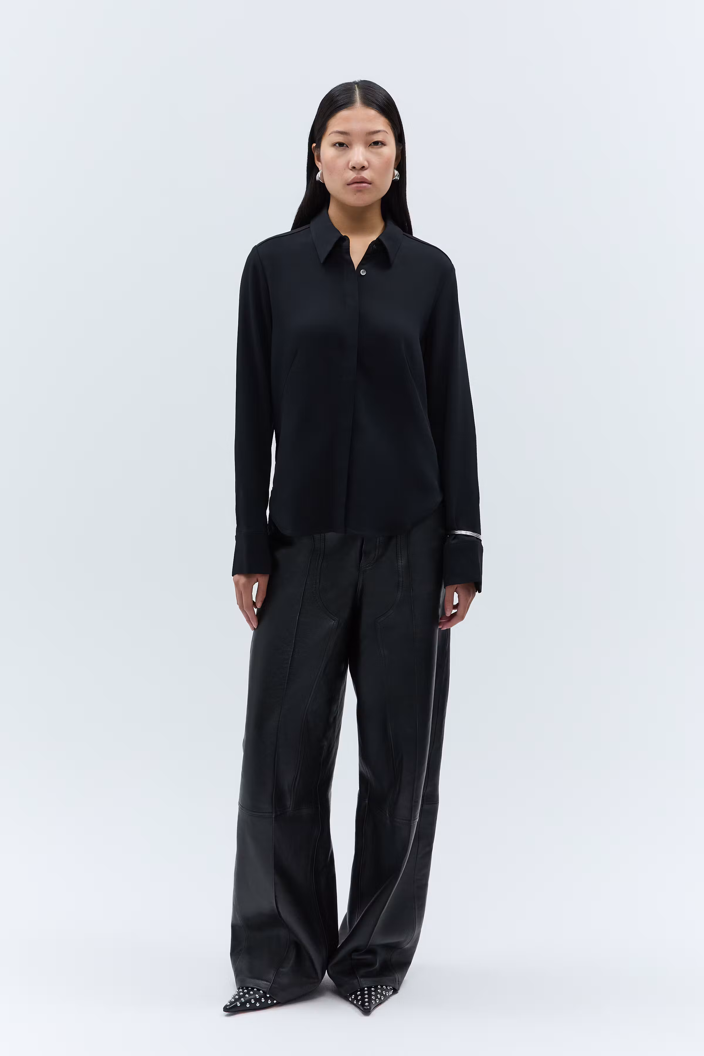 IOBrittany BLOUSE LOOKBOOK FRONT 30600012-BK999