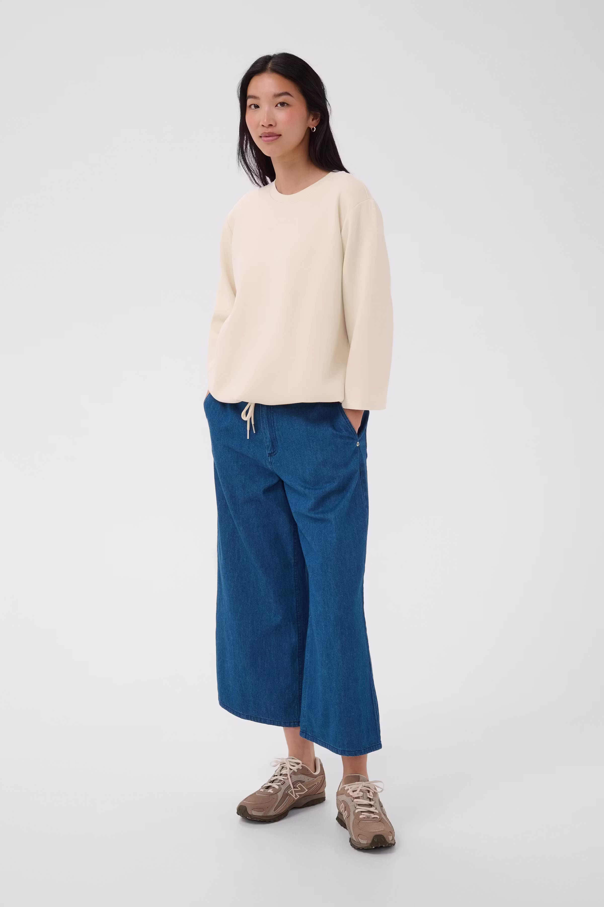 ChelseyPW Sweatshirt LOOKBOOK FRONT 30310827-130401