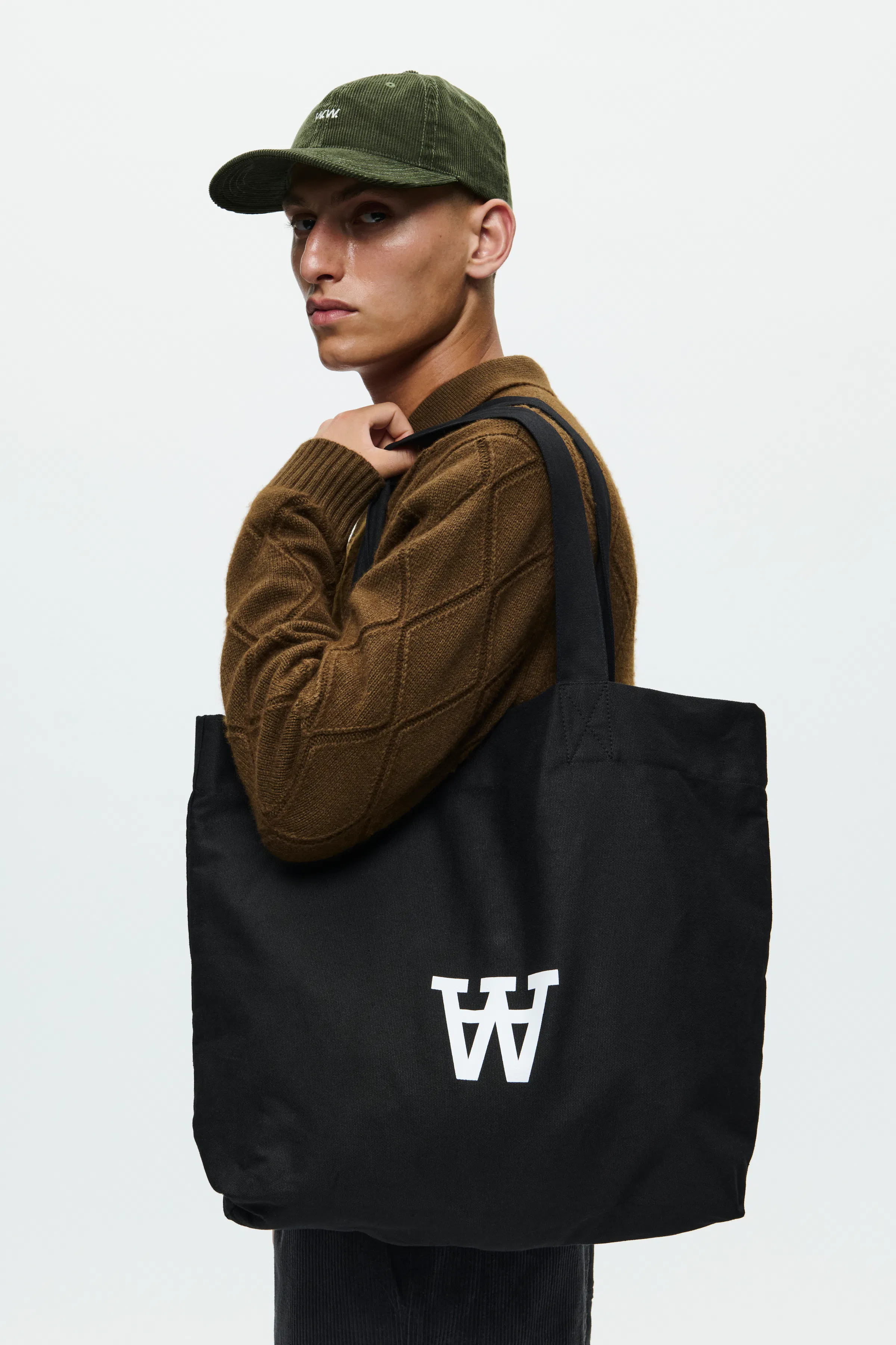WWConner Taske LOOKBOOK FRONT 30251819-303700