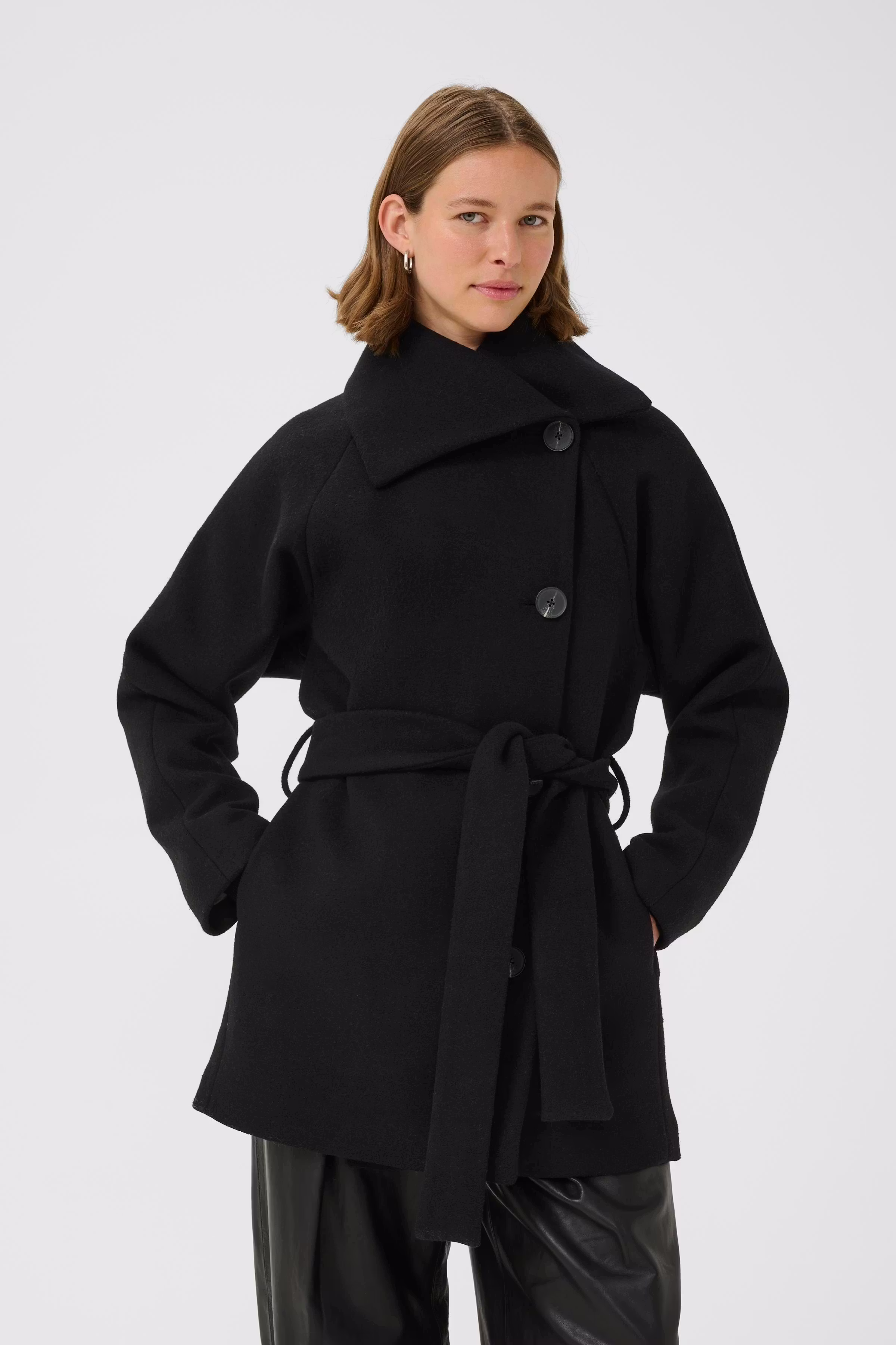 YunahIW Mantel LOOKBOOK FRONT 30110611-194008