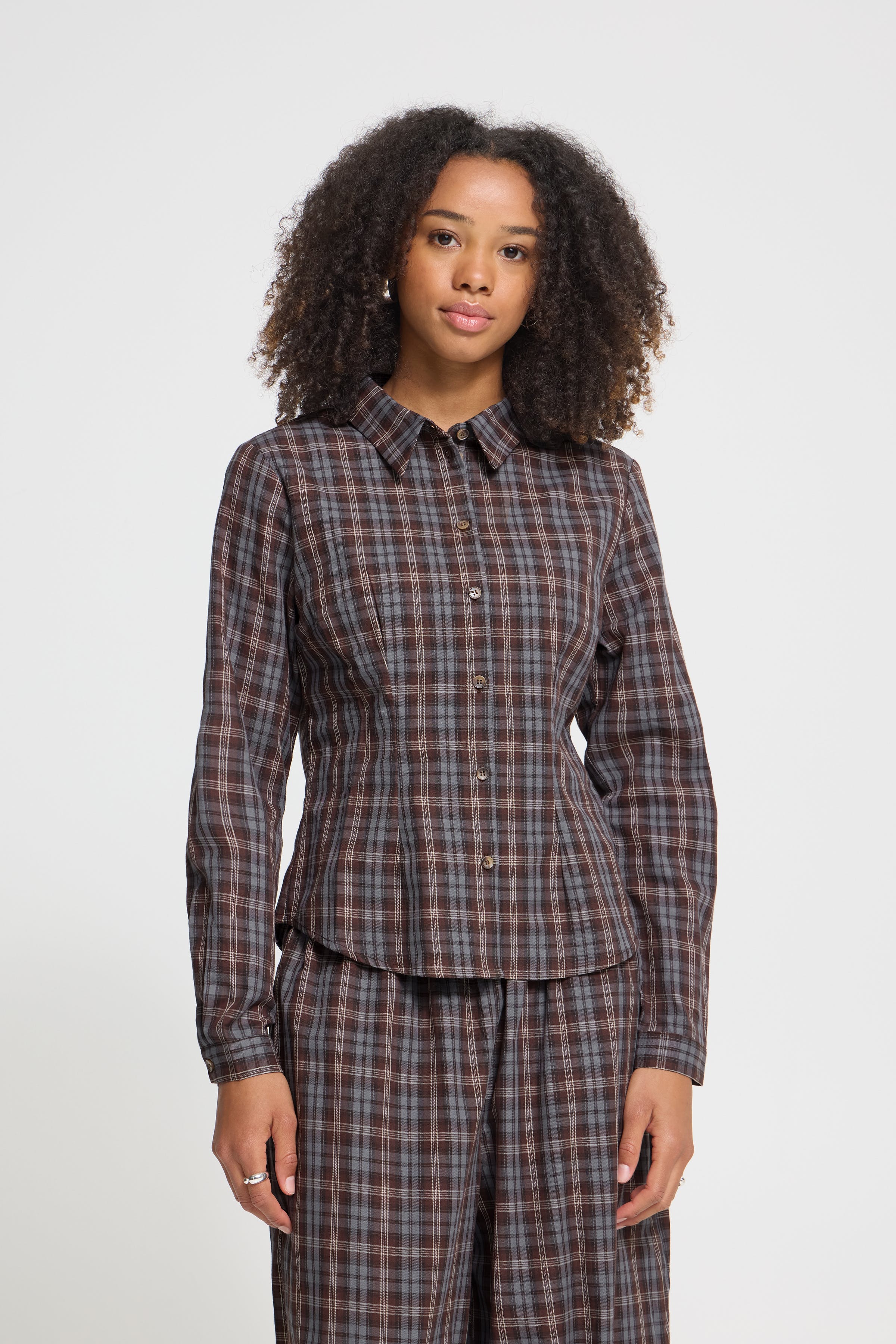 IHROLLU Skjorta LOOKBOOK FRONT 23100026-191224