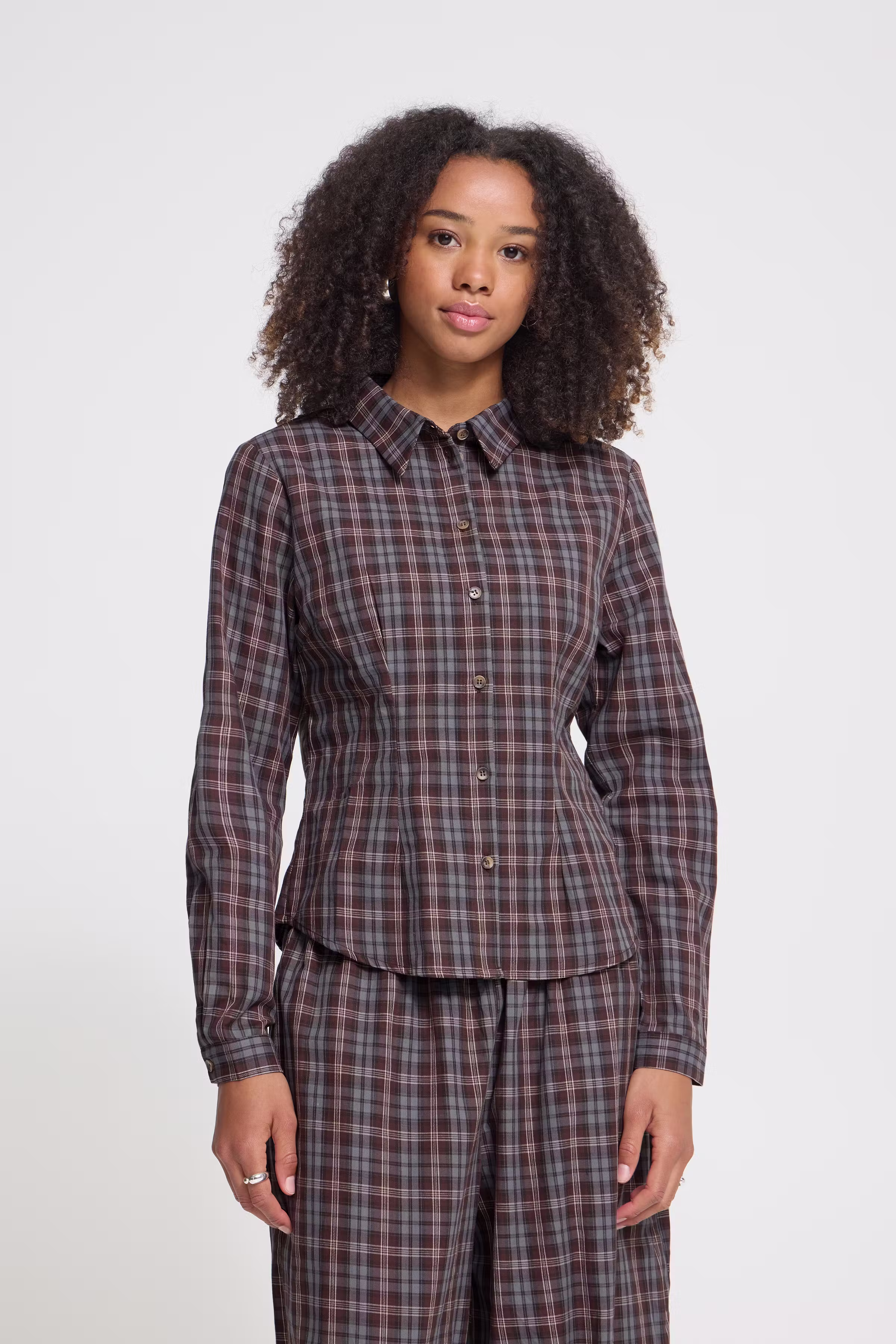 IHROLLU Skjorta LOOKBOOK FRONT 23100026-191224