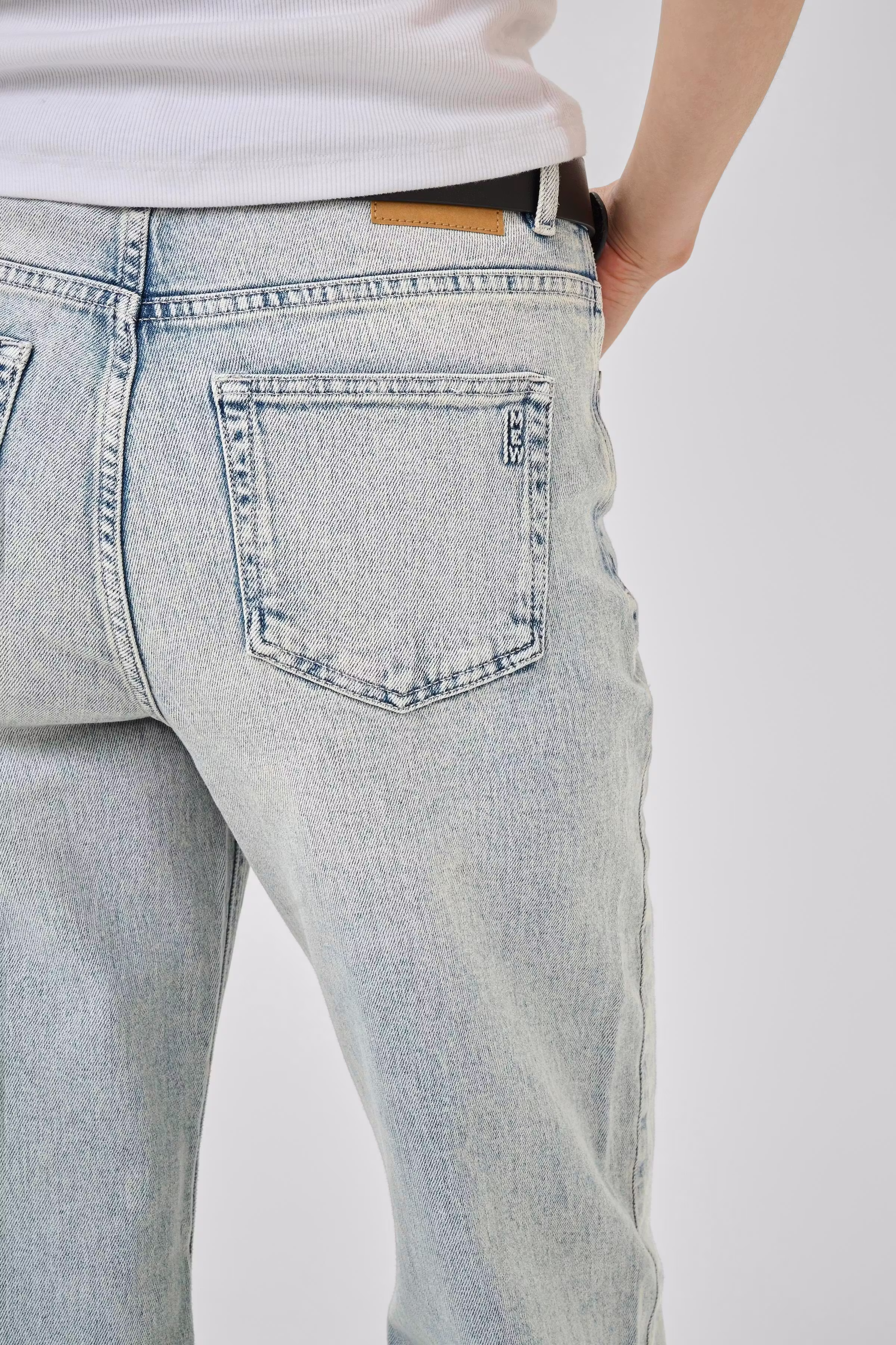 05 THE LOUIS HIGH WIDE JEANS LOOKBOOK DETAIL 10704222-100050