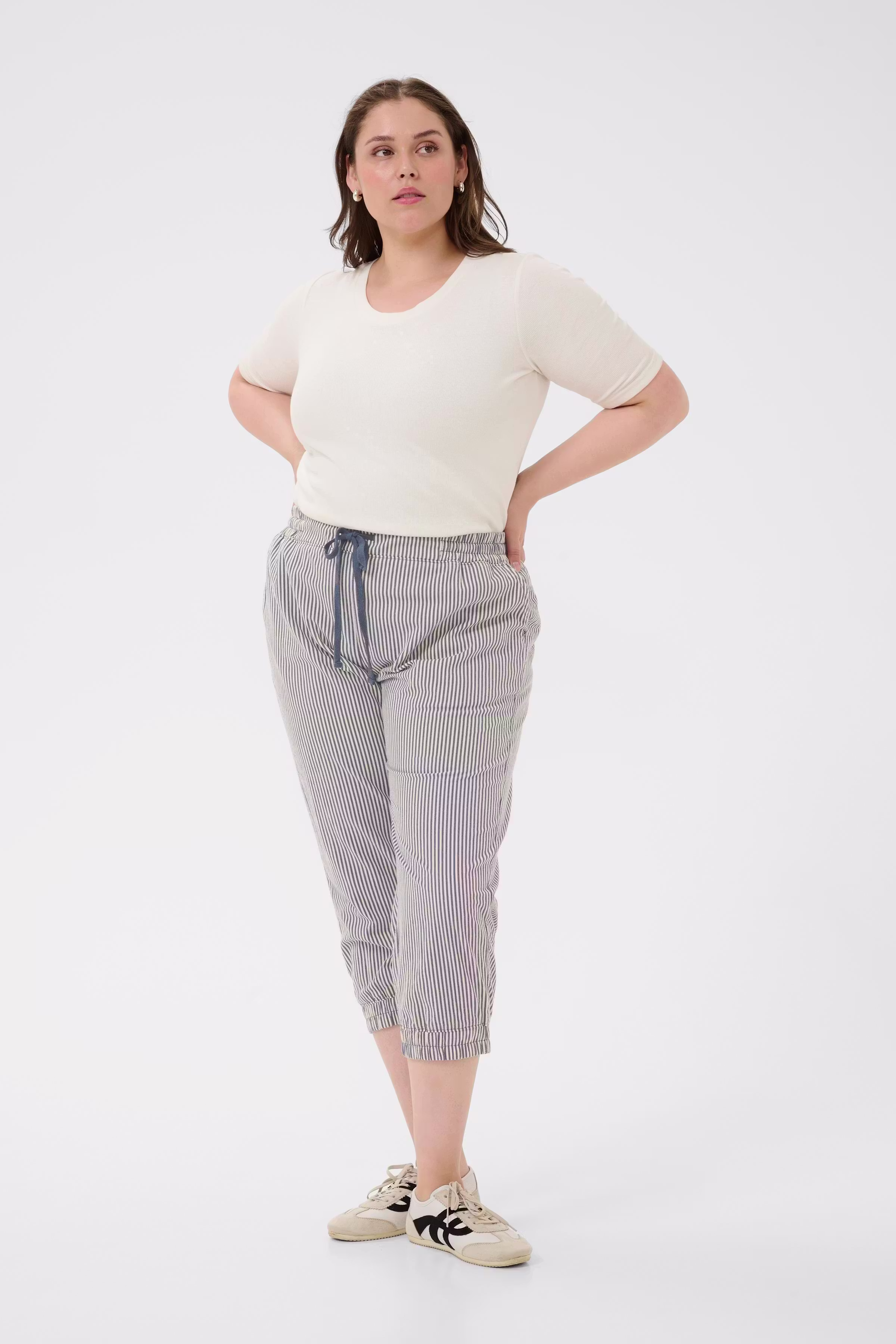 KCnana Hose LOOKBOOK FRONT 10583333-106298