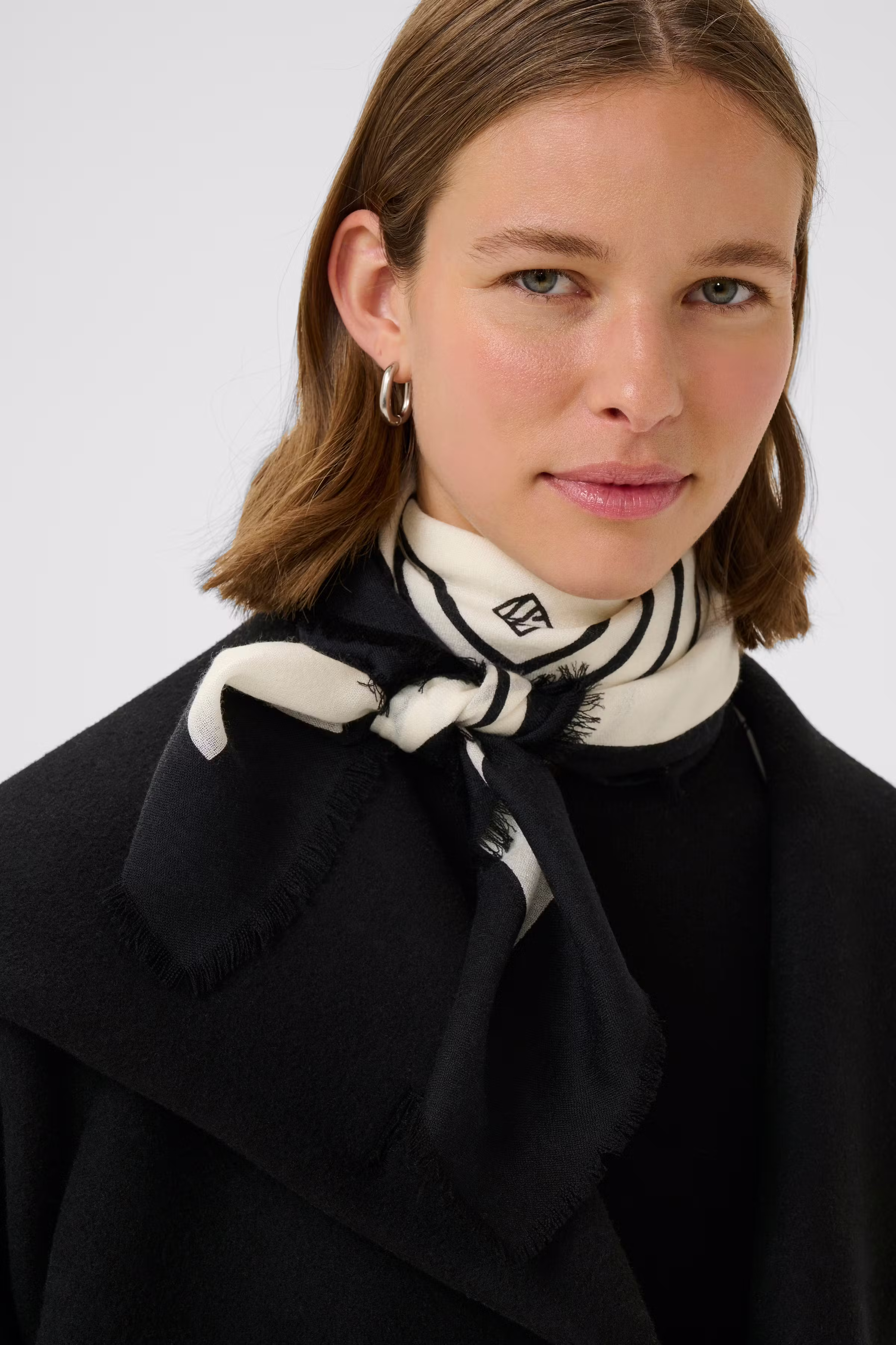 AmiIW Scarf LOOKBOOK DETAIL 30110773-304068