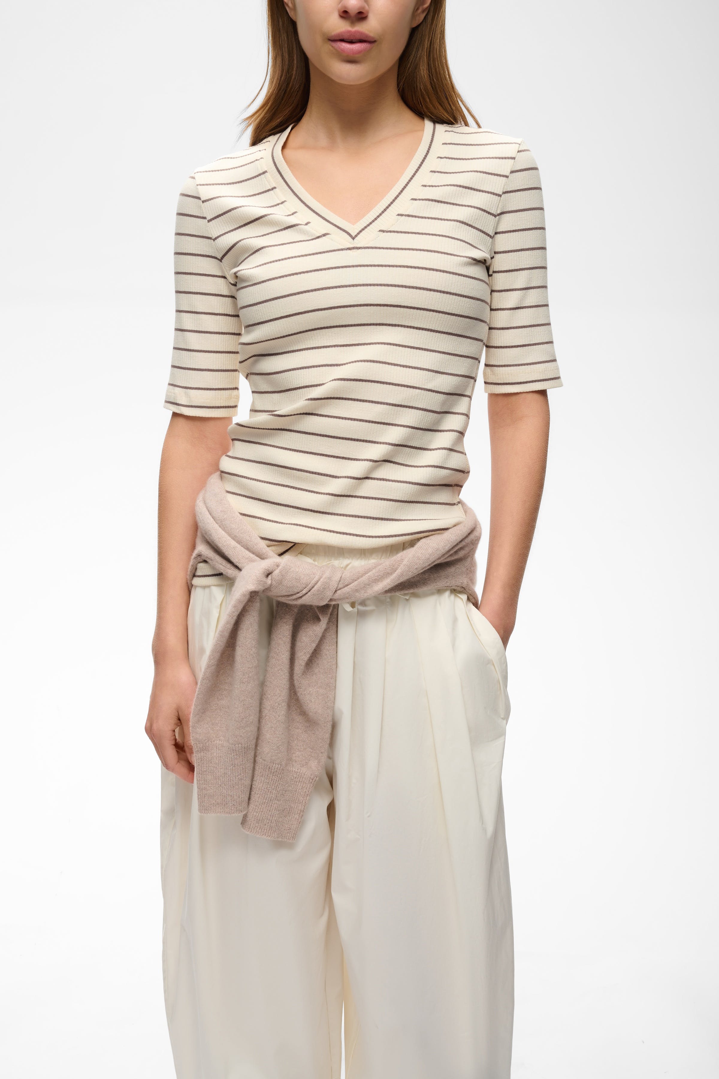DagnaIW Striped V T-shirt LOOKBOOK DETAIL 30107270-305171