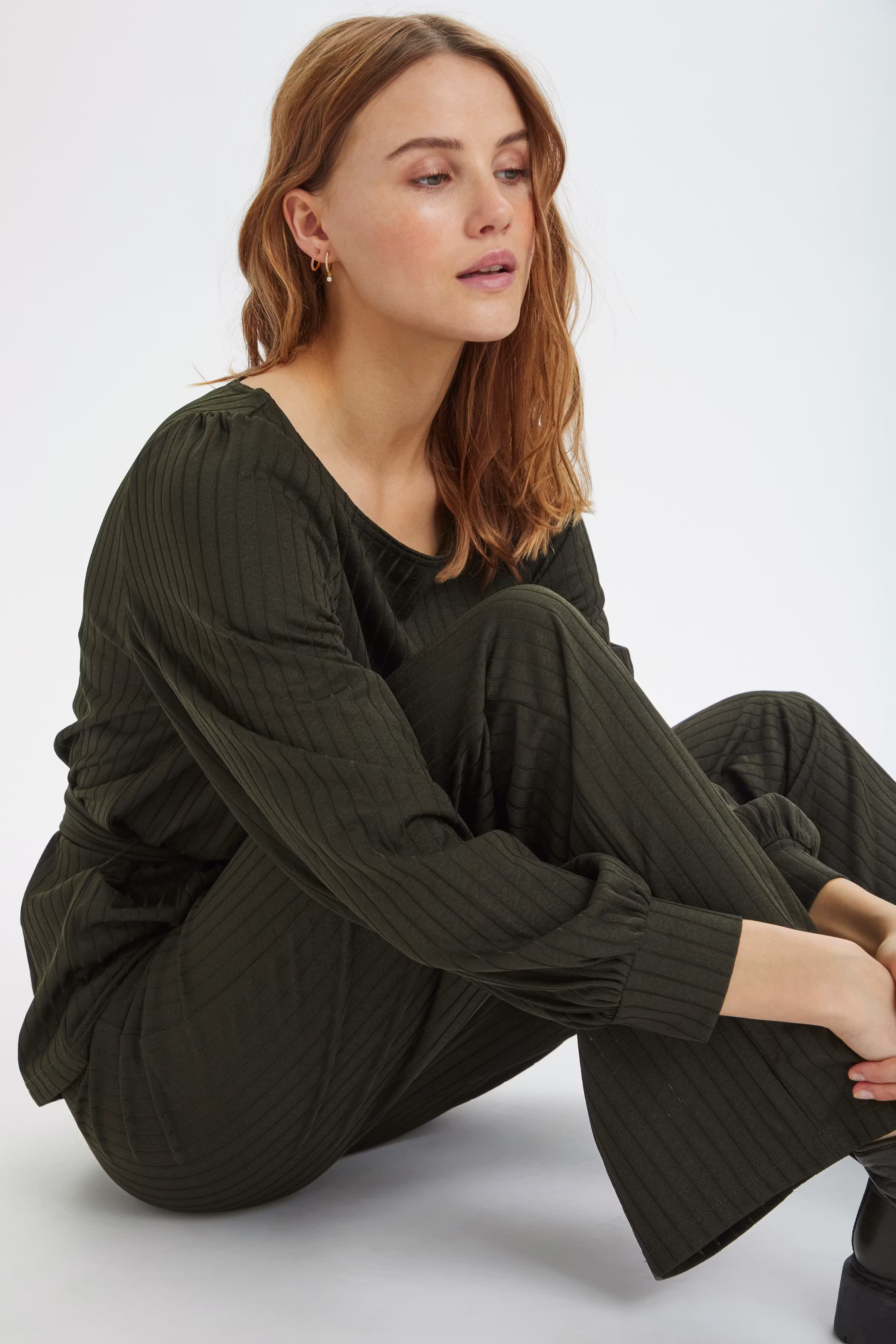 IlmaSZ Pants

 LOOKBOOK DETAIL 30511414-190509