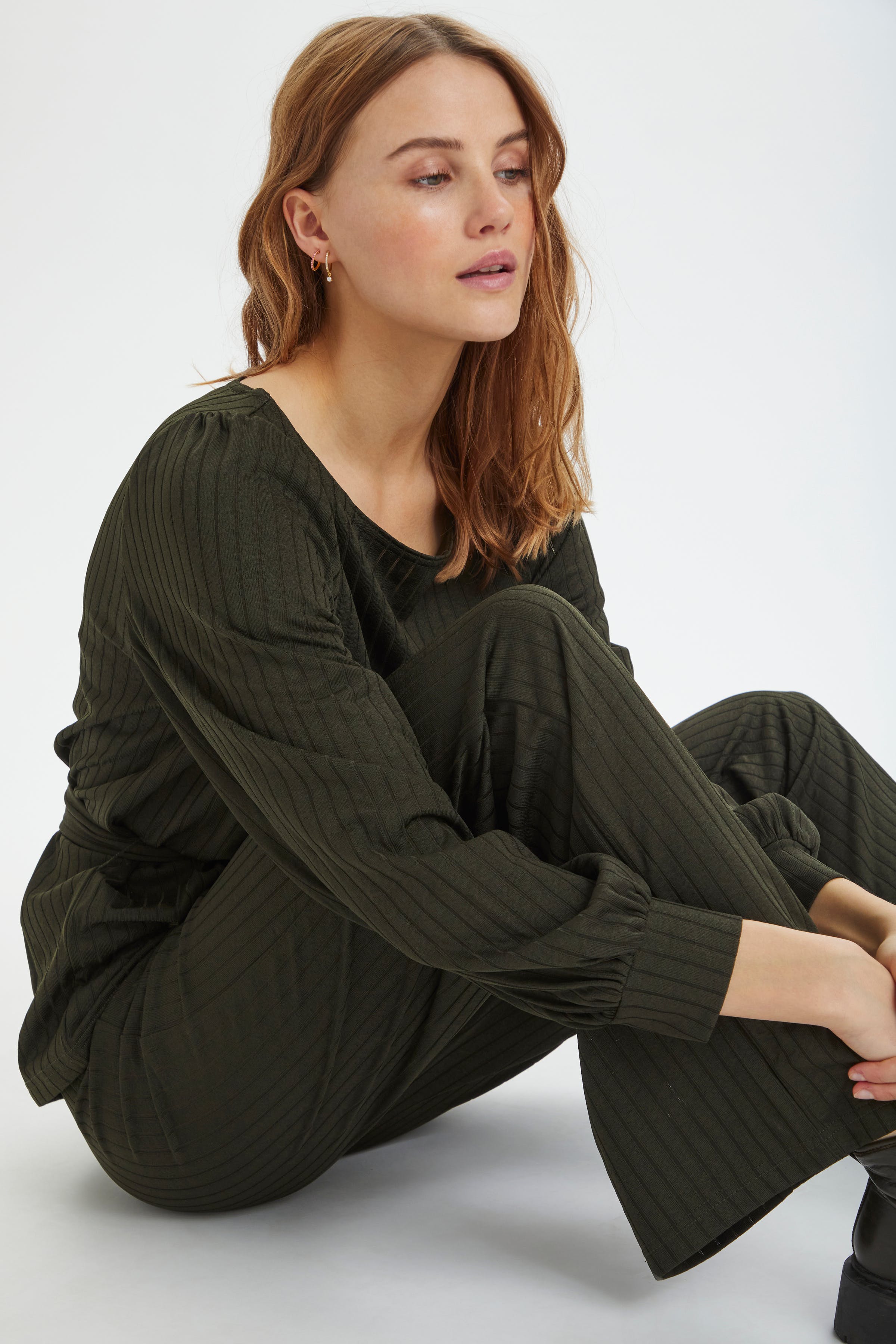 IlmaSZ Pants

 LOOKBOOK DETAIL 30511414-190509