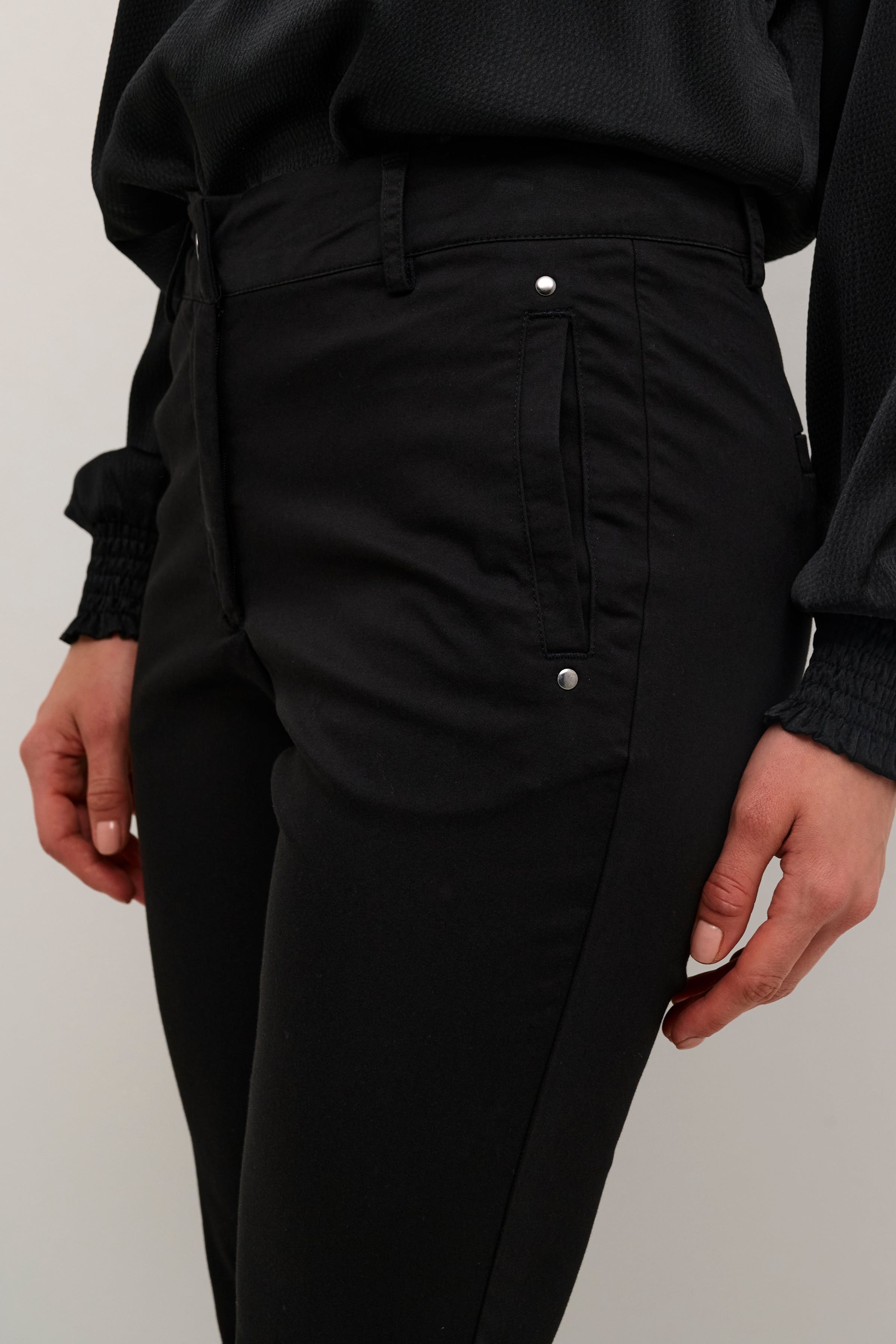 KAlea Trousers LOOKBOOK DETAIL 10508120-100121