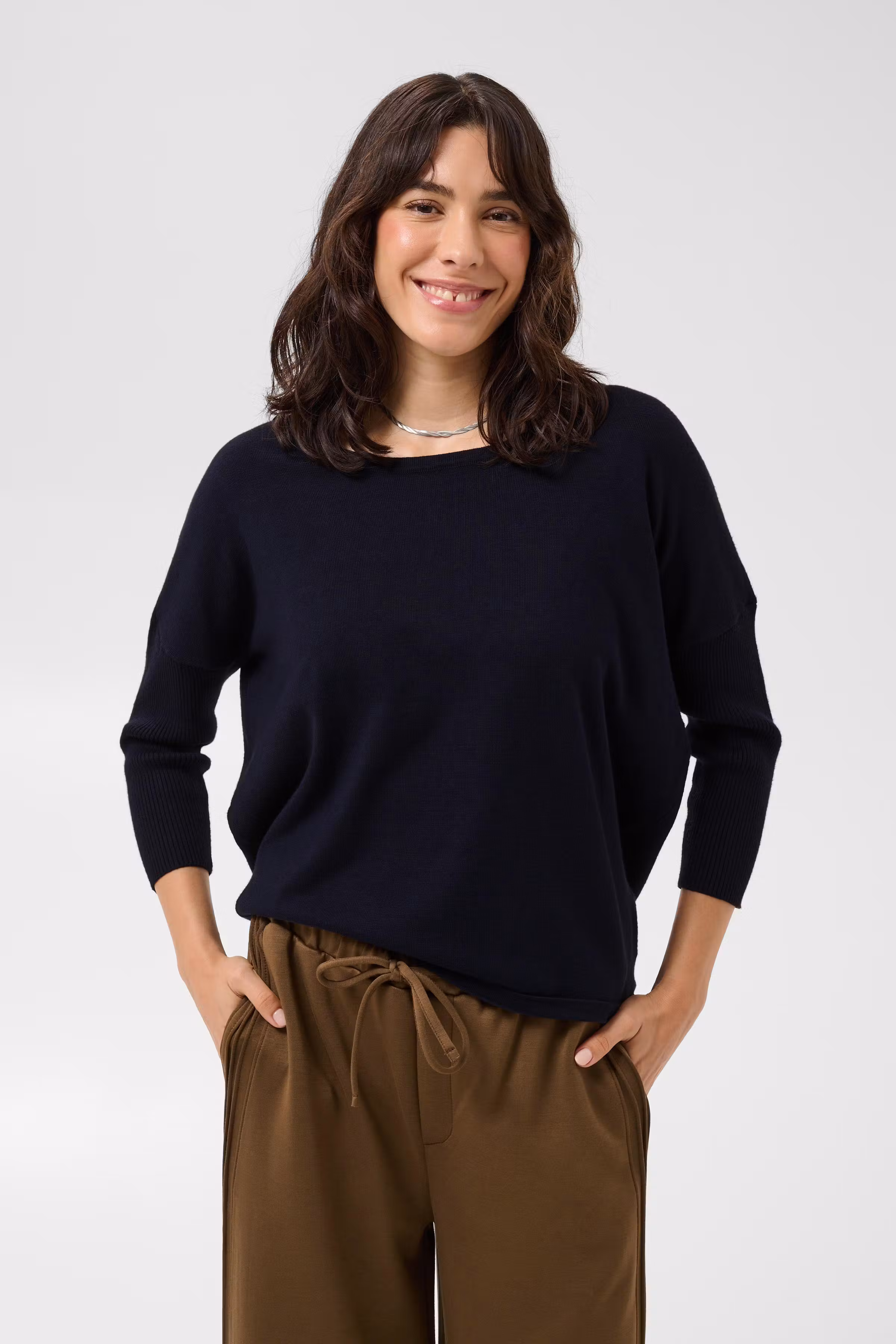 MilaSZ R-Neck Pullover
 LOOKBOOK FRONT 30500003-193924