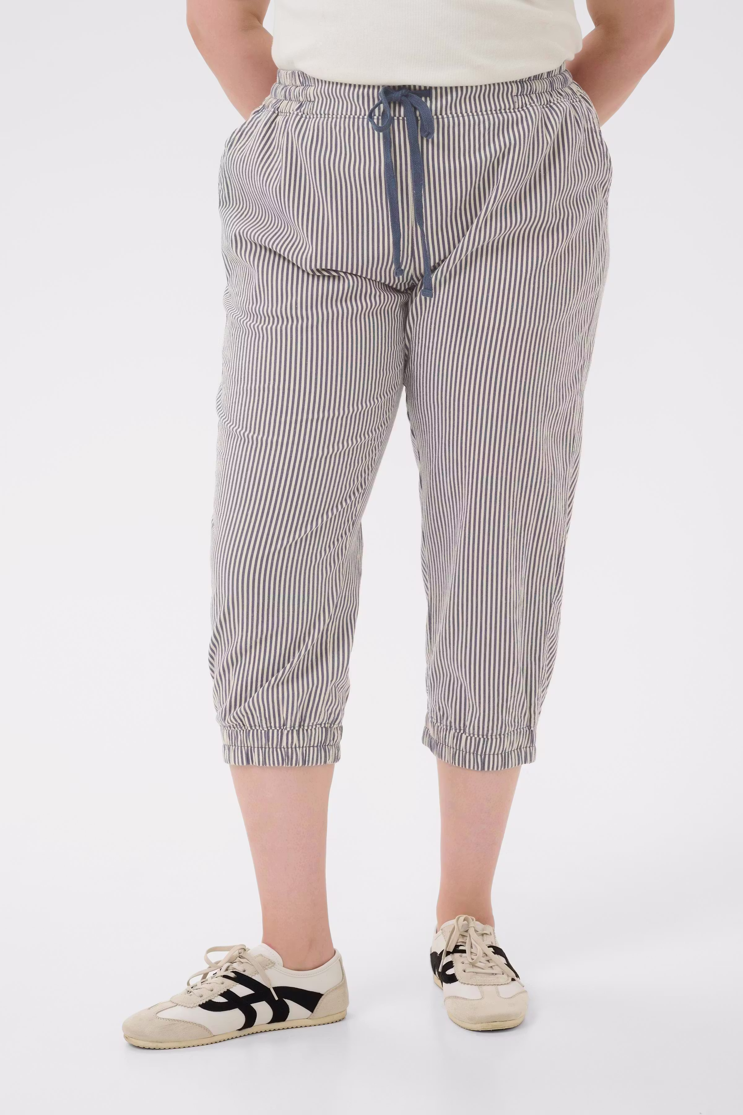 KCnana Hose LOOKBOOK FRONT 10583333-106298