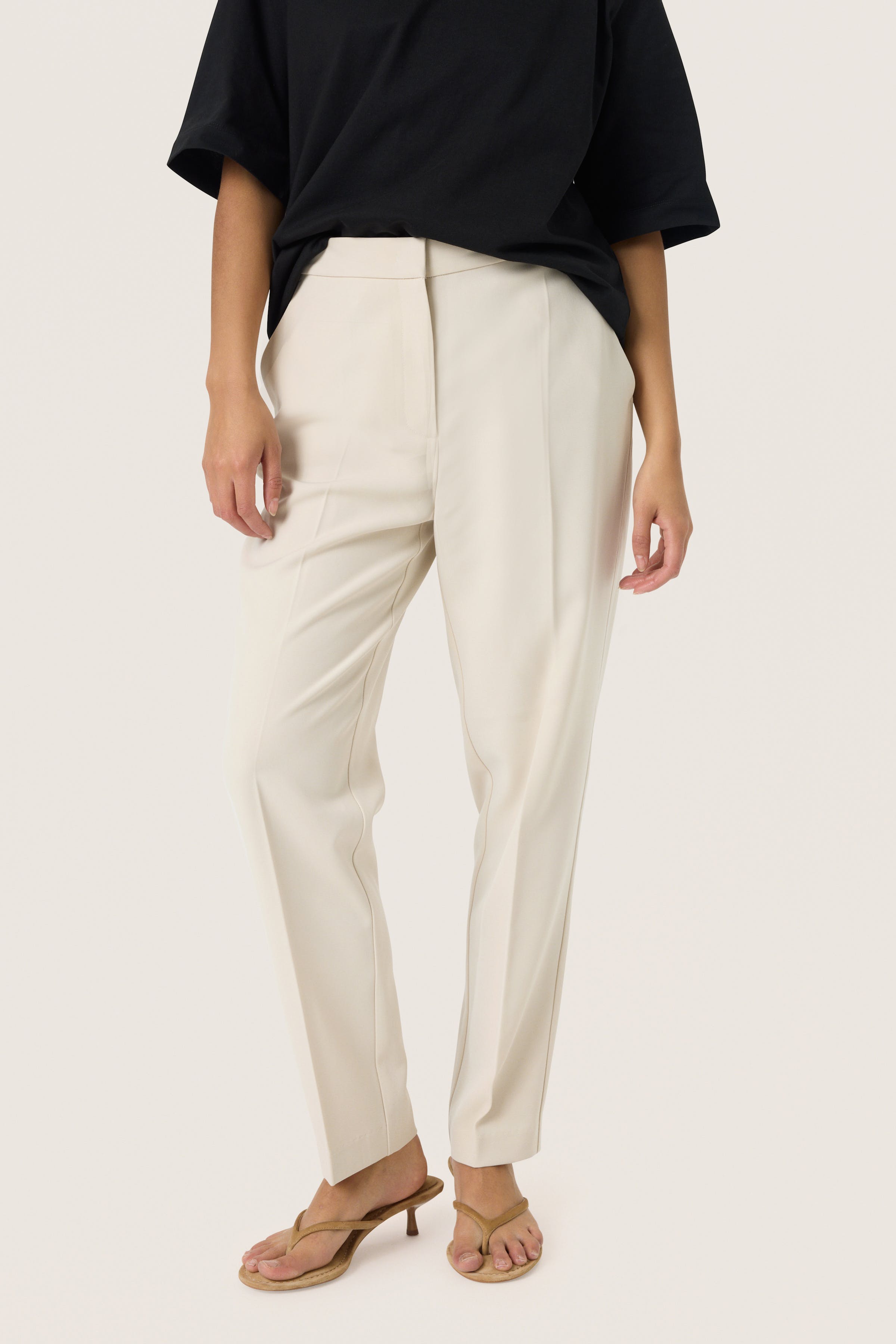 SLCewtona Byxor LOOKBOOK FRONT 30408329-130401