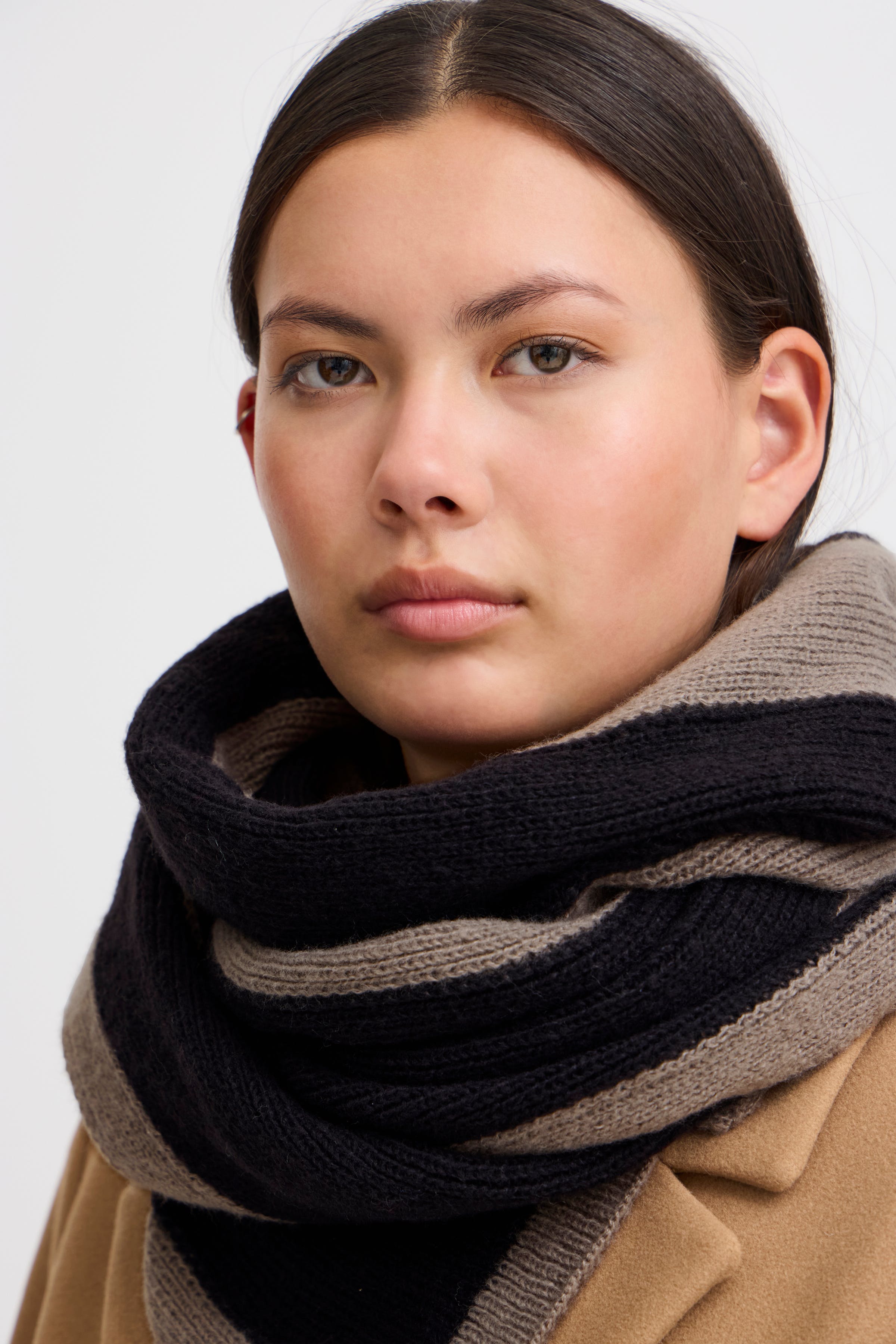 IATHORA Scarf LOOKBOOK FRONT 20121726-194008