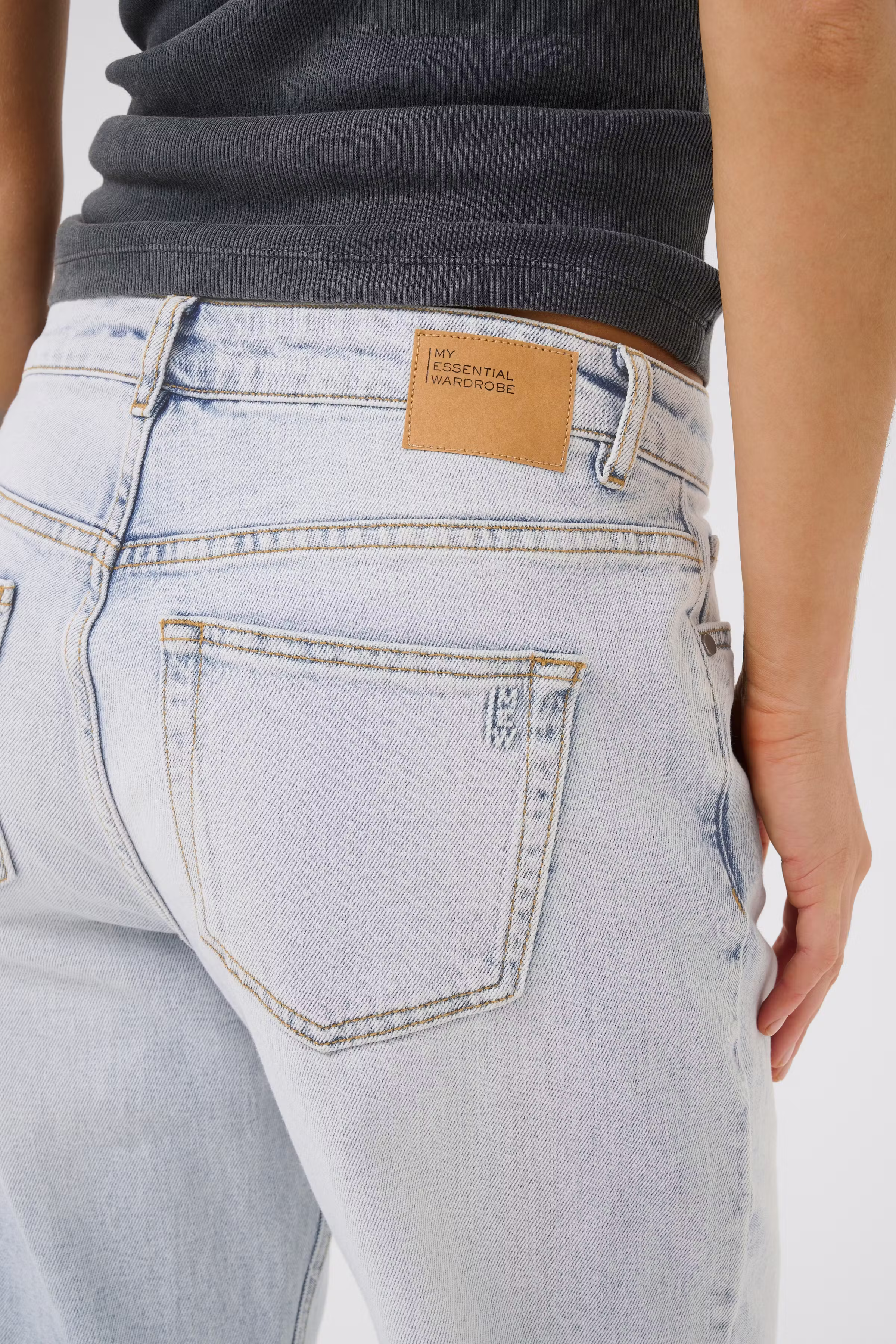 04 THE MOMMY HIGH TAPERED JEANS LOOKBOOK DETAIL 10704537-100046