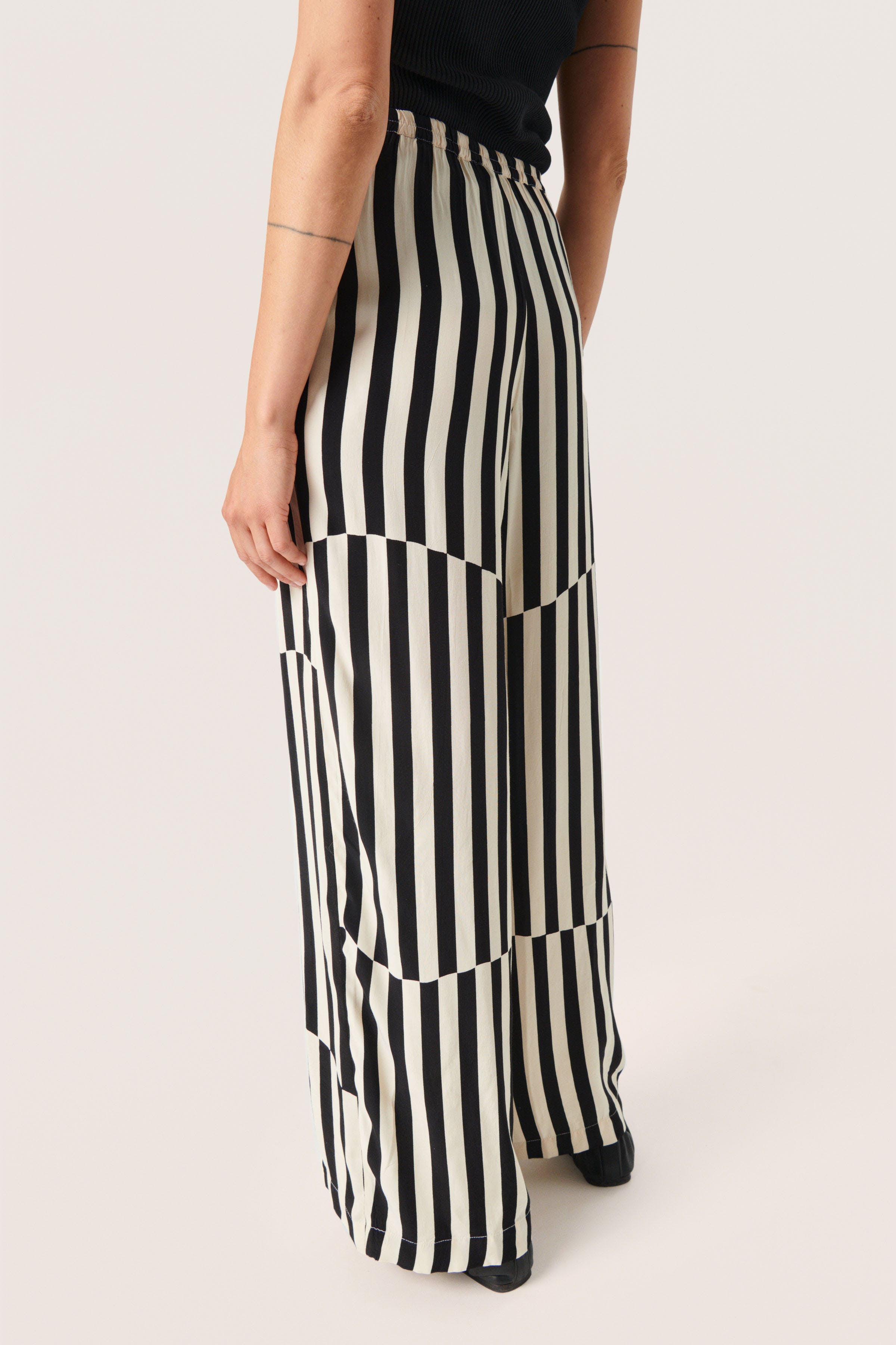 SLMolly Byxor LOOKBOOK BACK 30407285-302691