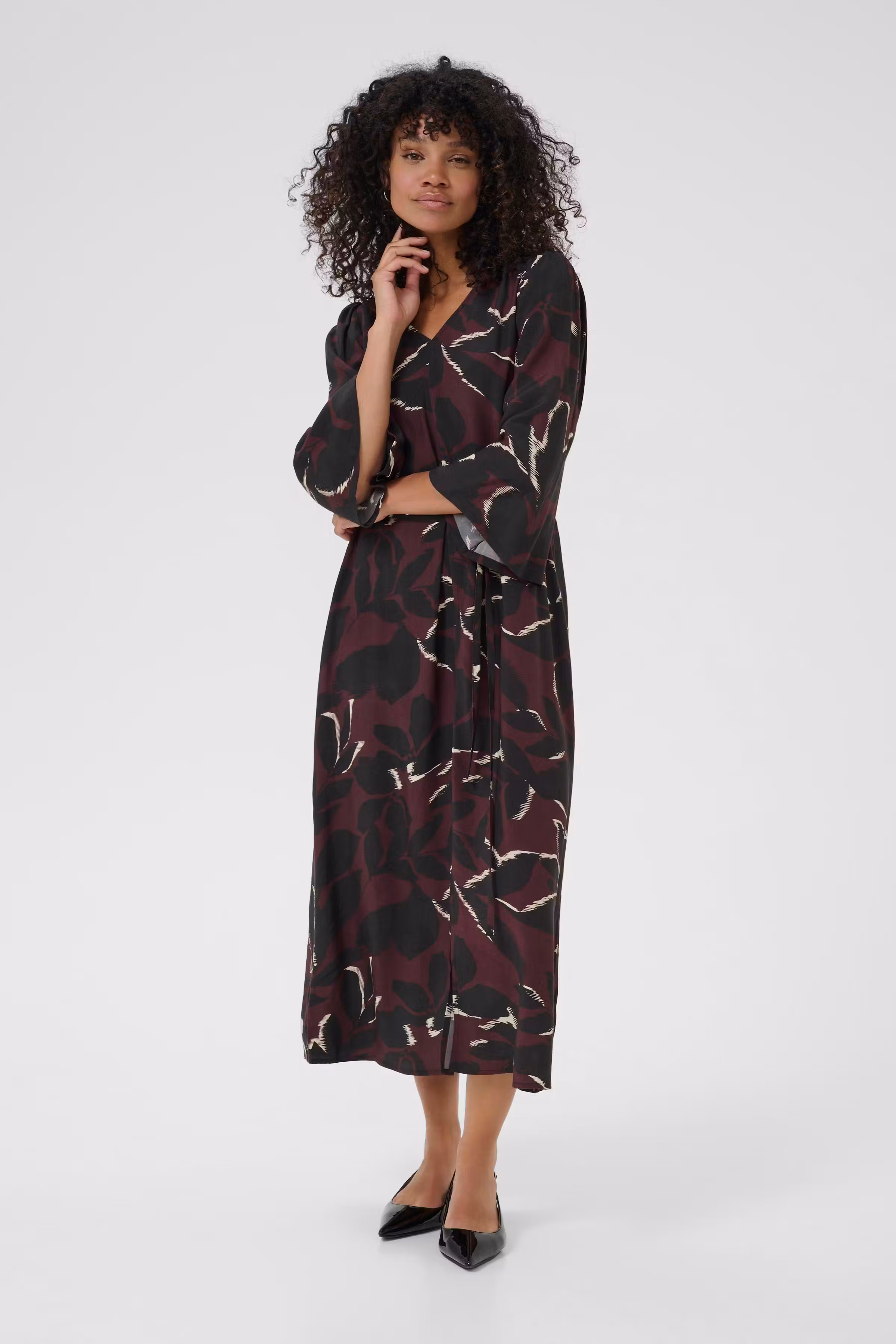 KAmira Dress in black / light beige flower viscose | KAFFE Clothing