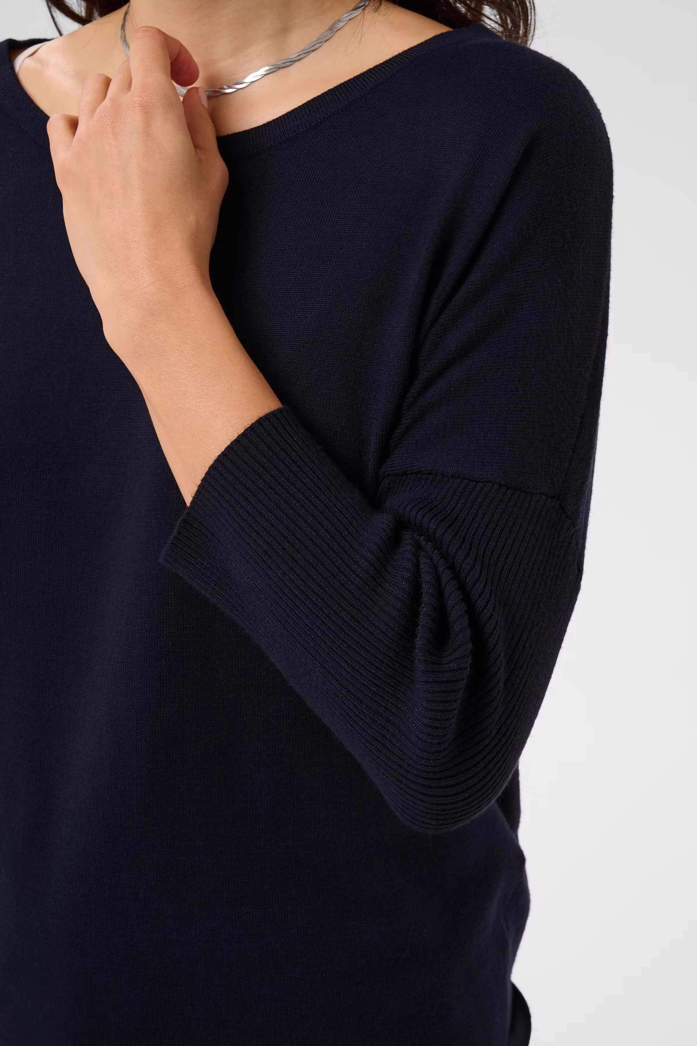 MilaSZ R-Neck Pullover
 LOOKBOOK DETAIL 30500003-193924