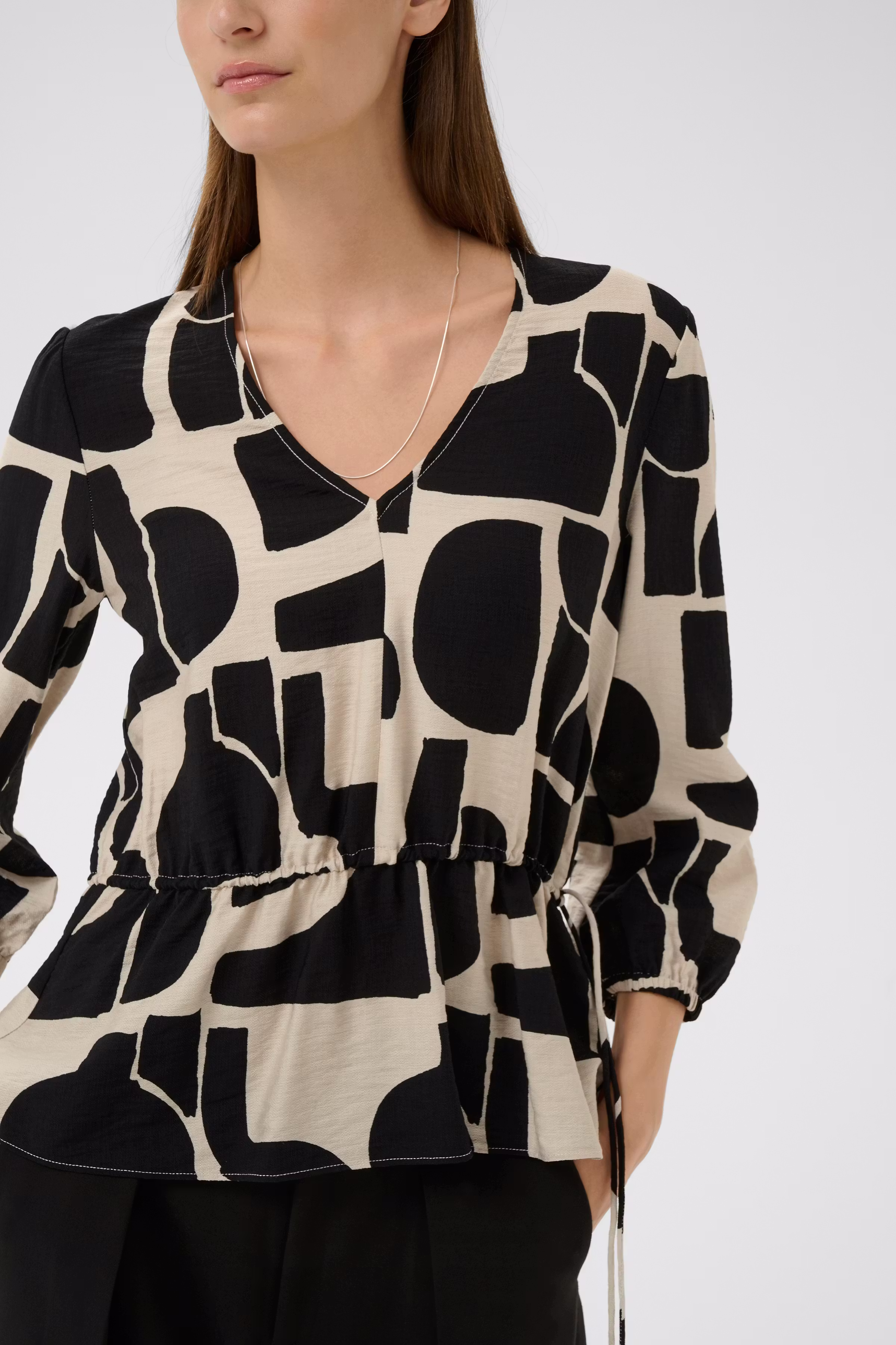 LYNNIW V-NECK Bluse LOOKBOOK DETAIL 30112582-900008093