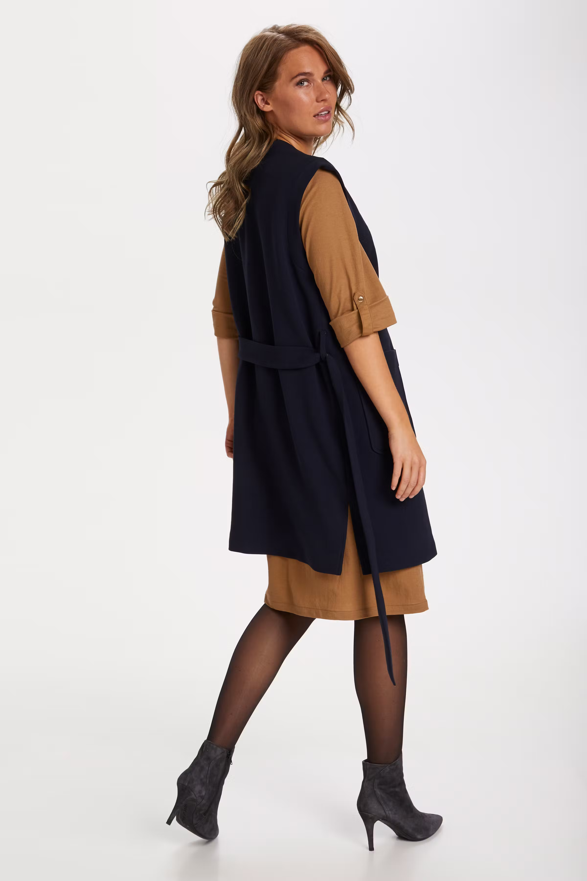 EnricaSZ Vest

 LOOKBOOK BACK 30510957-193713