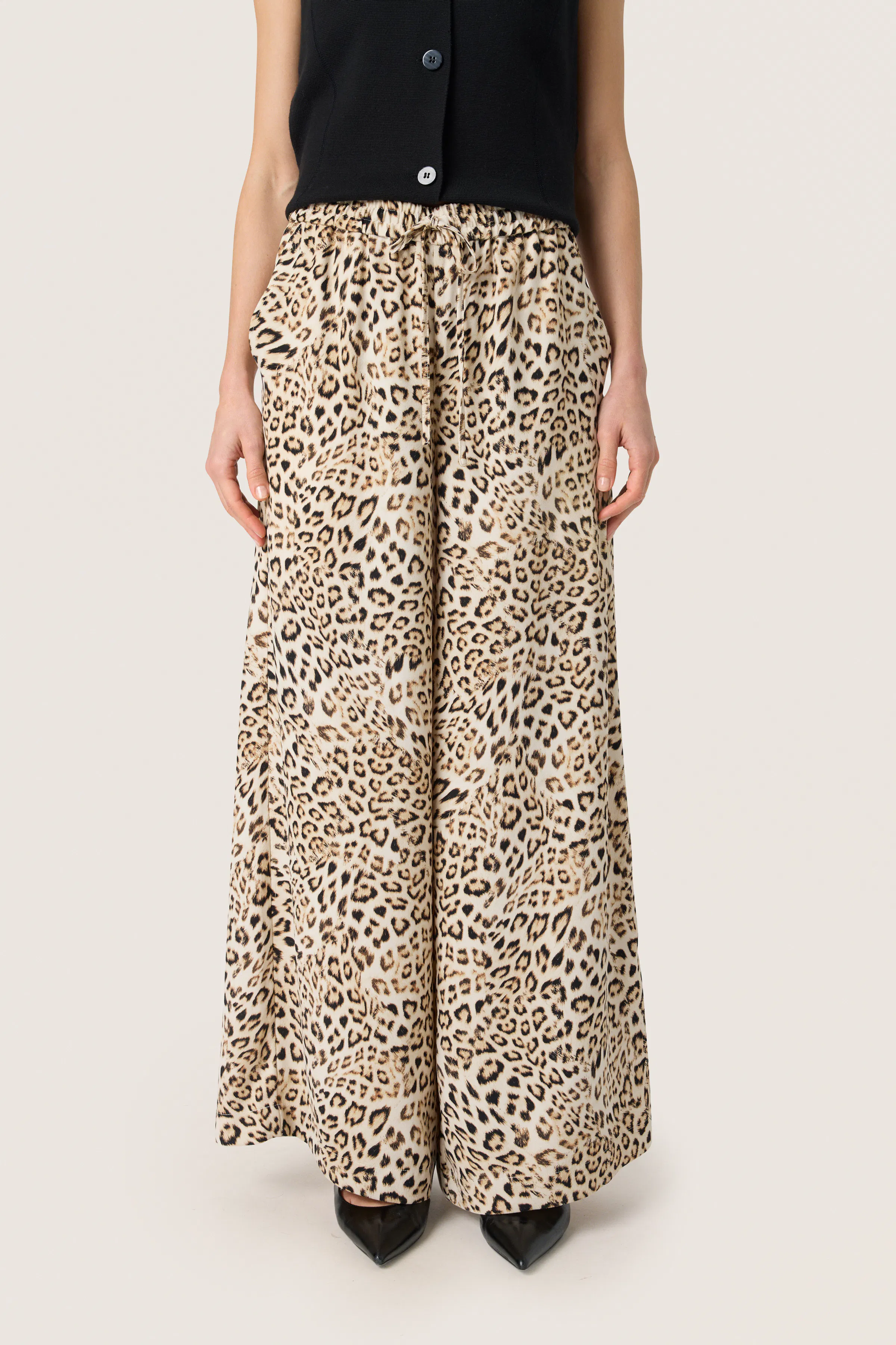 SLShirley Bukser LOOKBOOK FRONT 30408449-303941