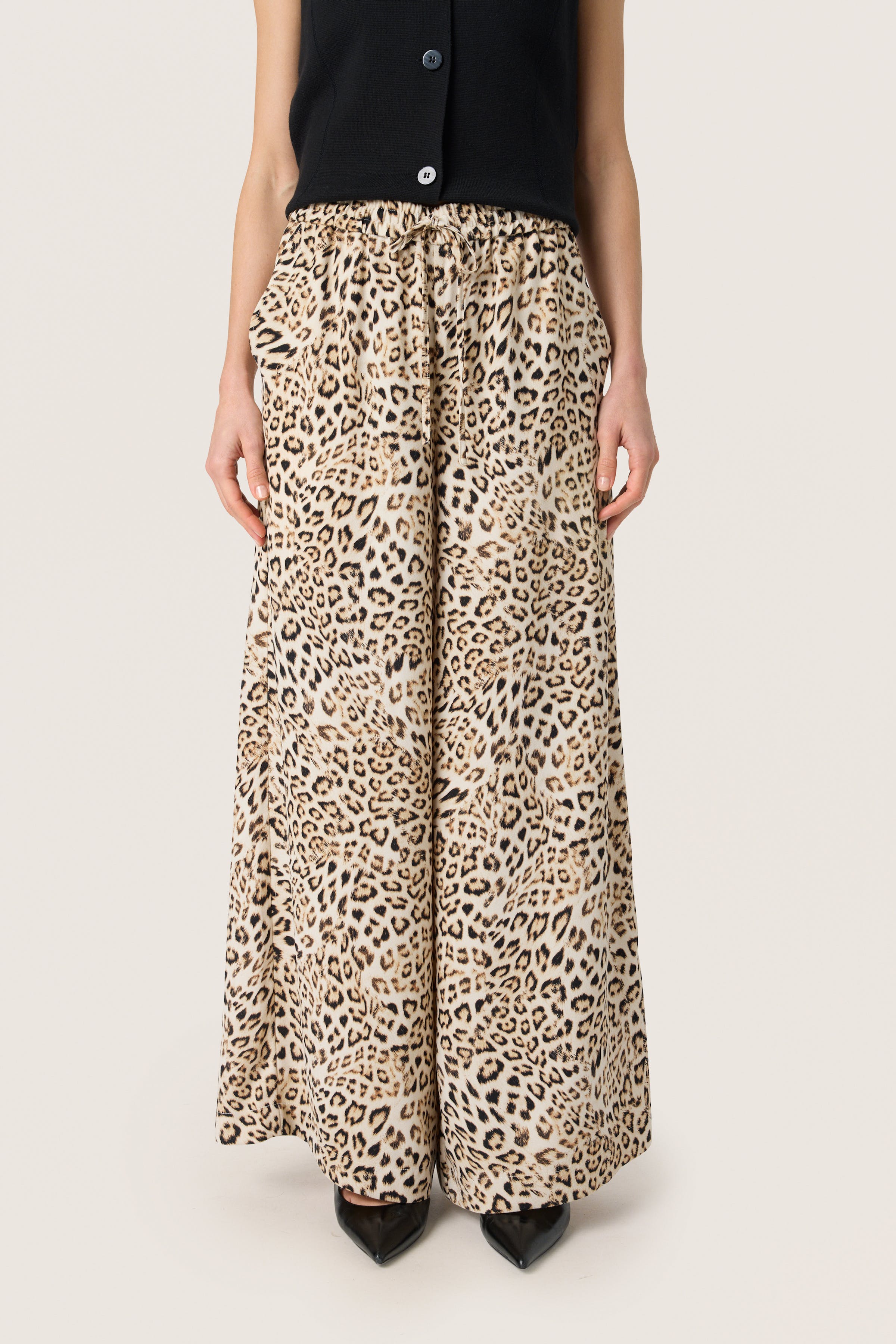 SLShirley Bukser LOOKBOOK FRONT 30408449-303941