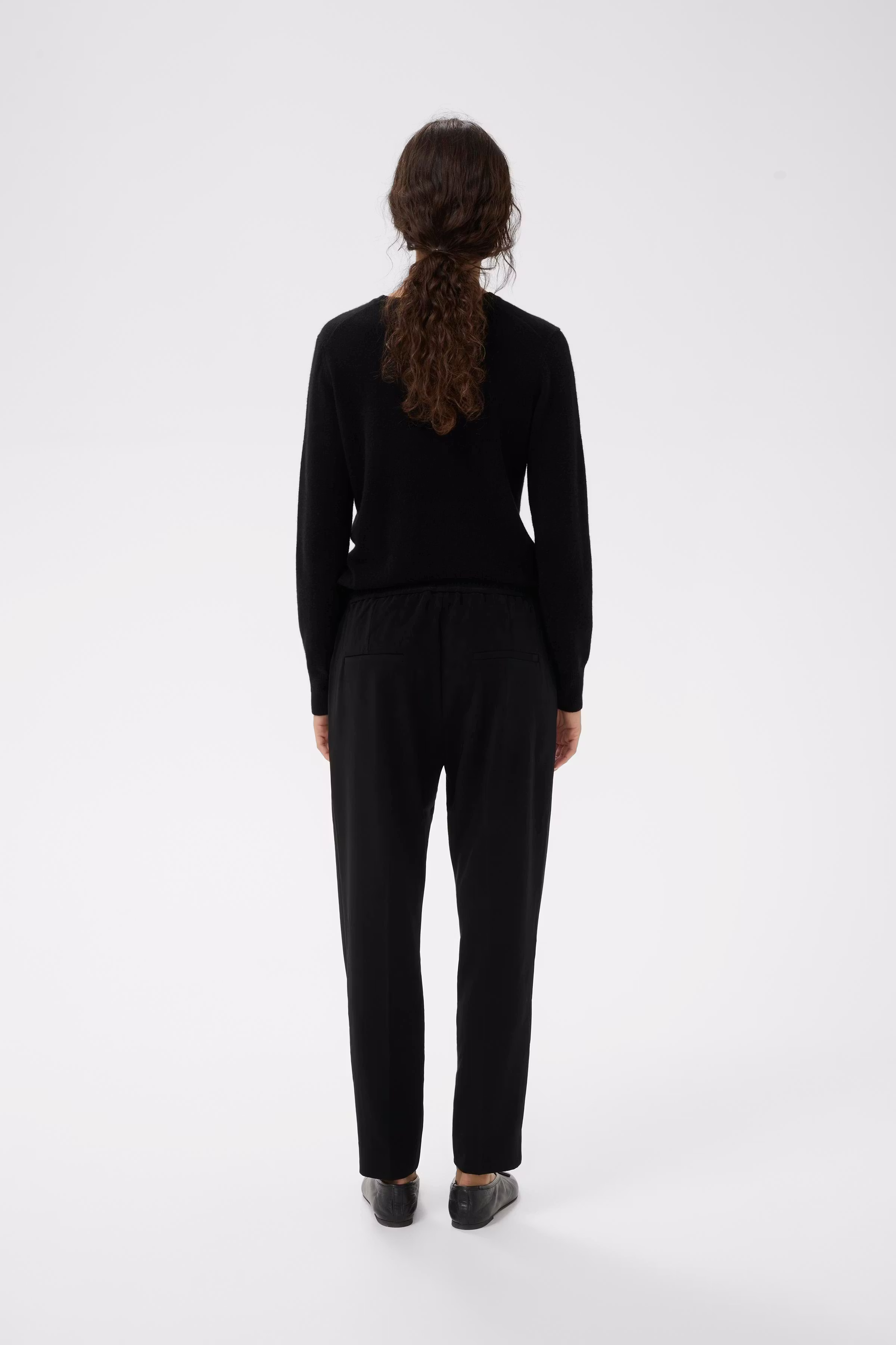 AdianIW Hose LOOKBOOK BACK 30107827-194008