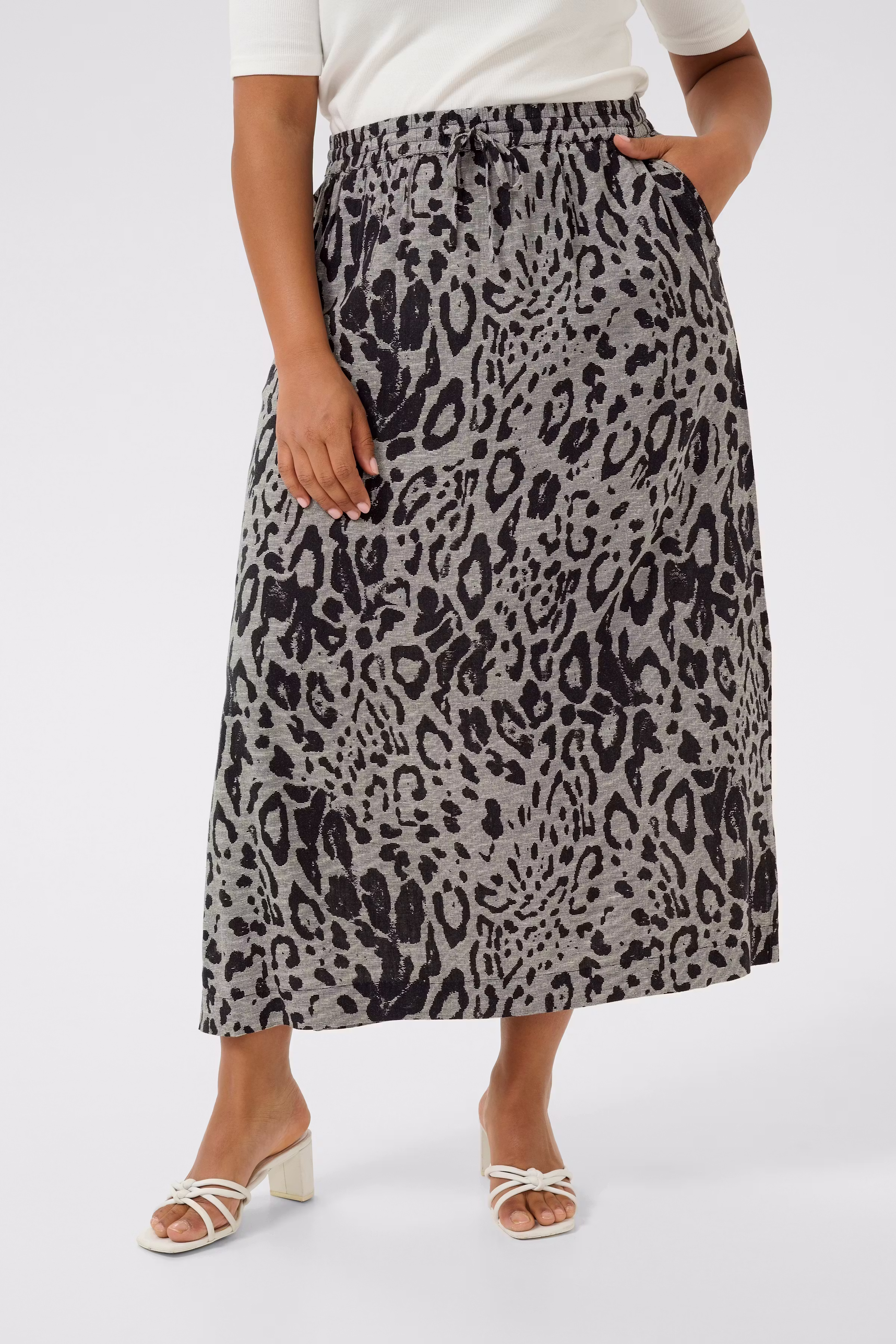 KCmille Linen Skirt LOOKBOOK FRONT 10583100-107126