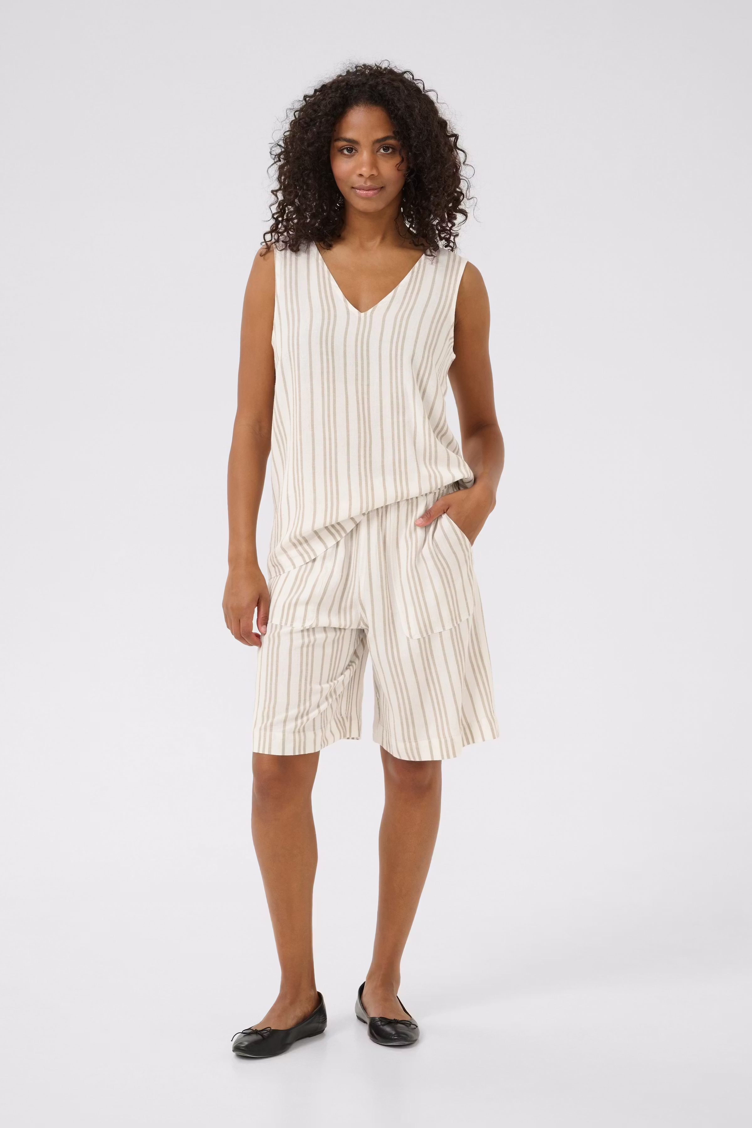 KAmilia Linen Shorts LOOKBOOK FRONT 10509668-107125