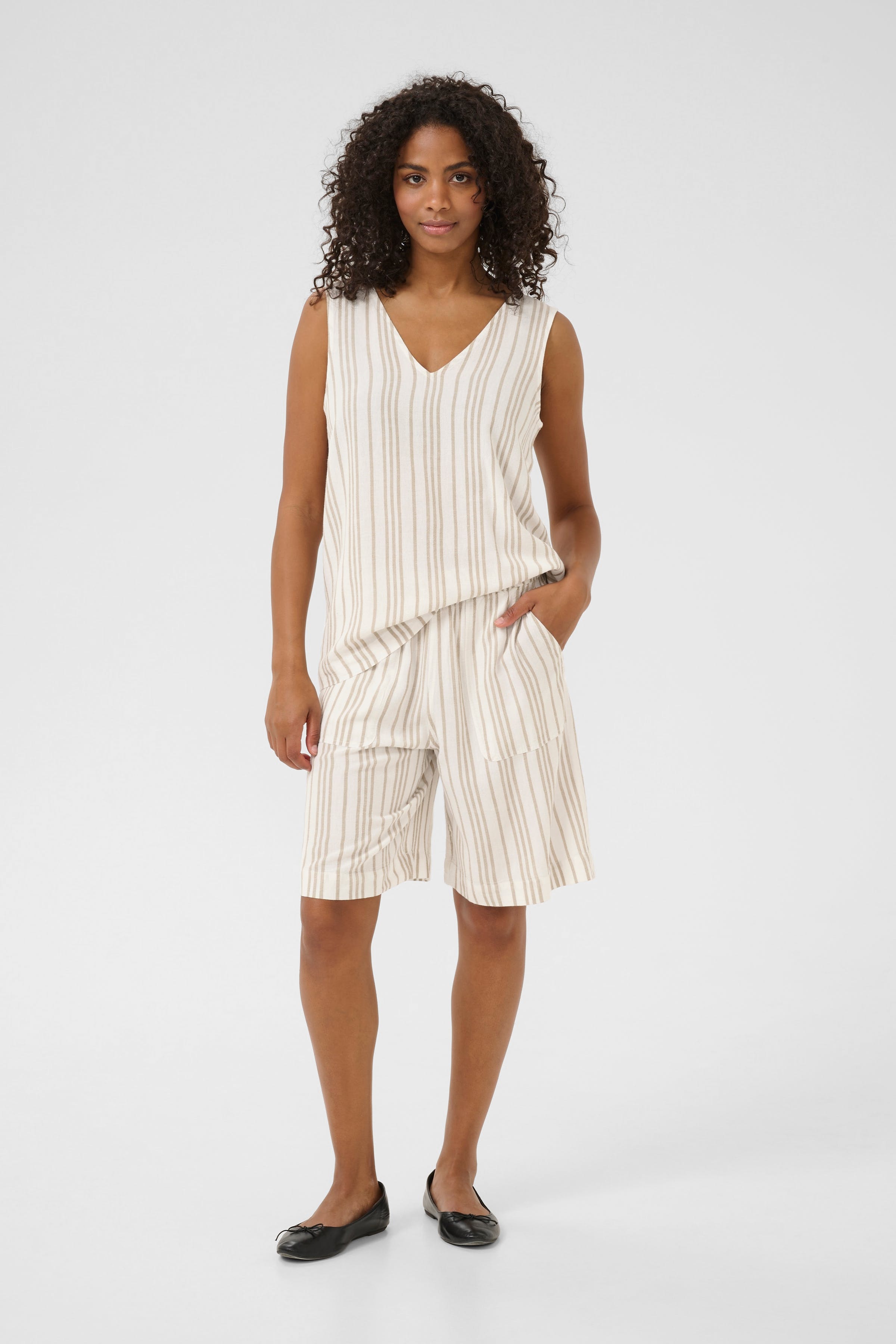 KAmilia Linen Shorts LOOKBOOK FRONT 10509668-107125