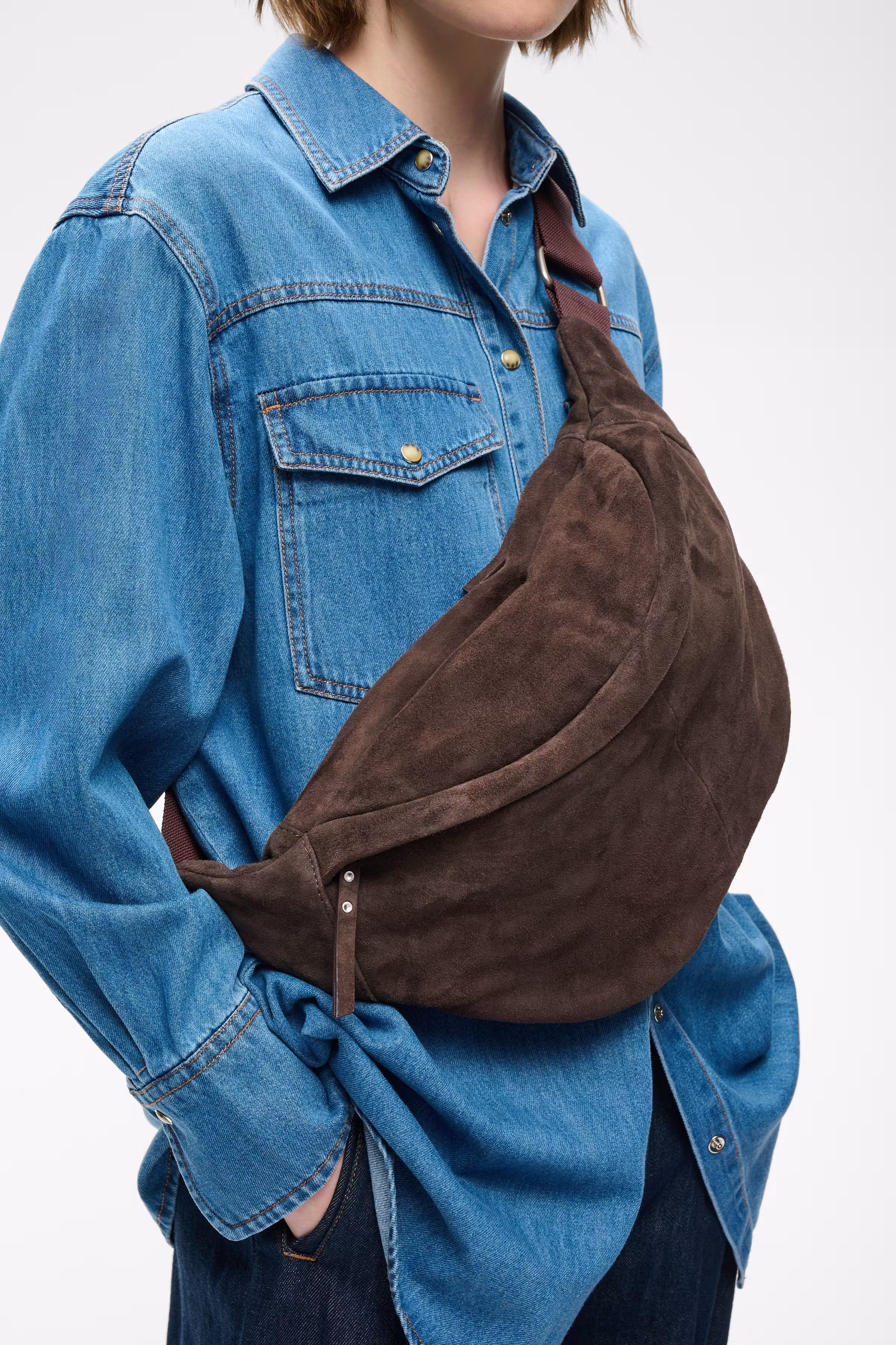 RASIDAIW SUEDE BUMBAG Veske LOOKBOOK DETAIL 30112466-191109